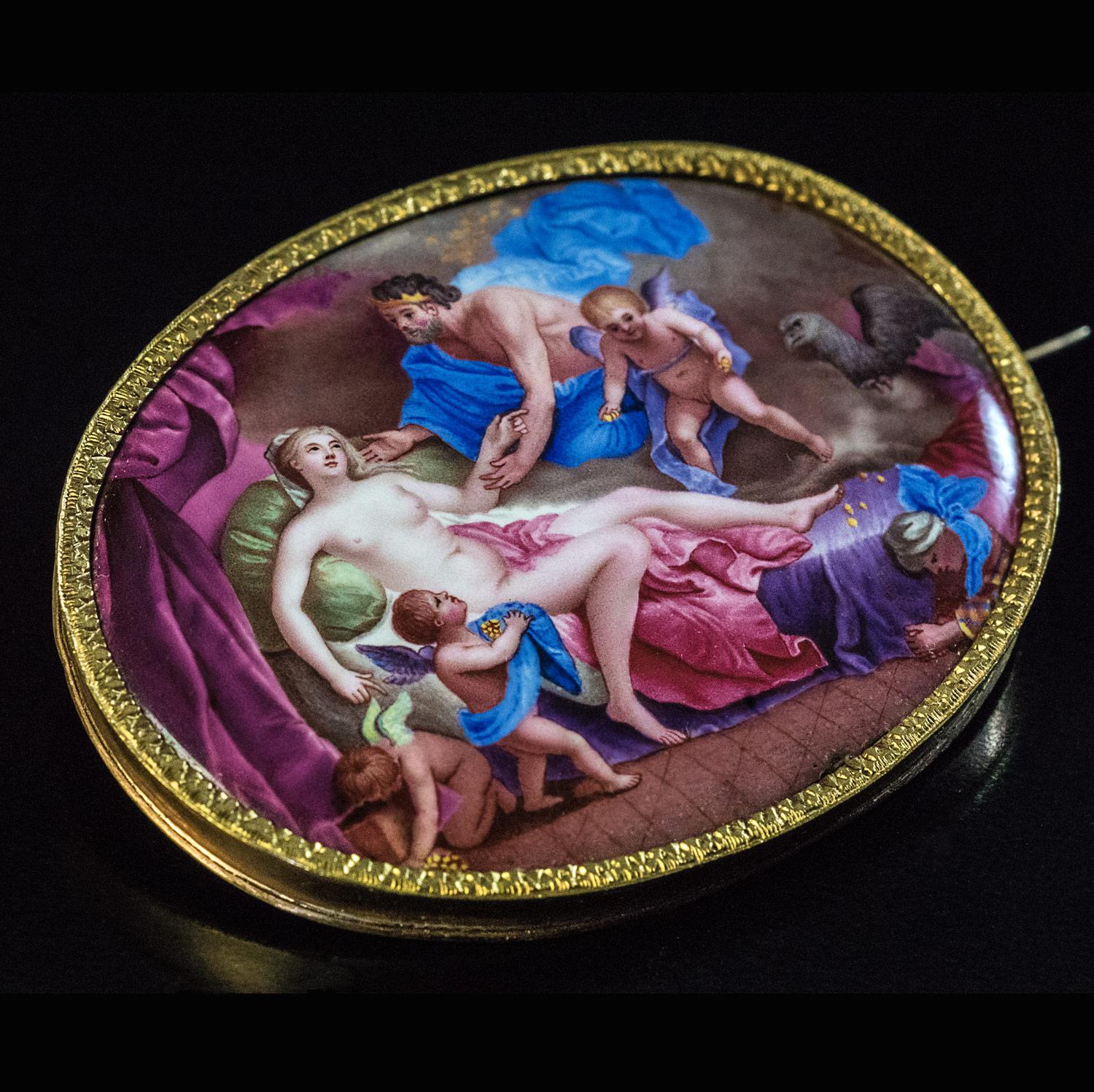 Antique Georgian Era Painted Mars And Venus Enamel Gold Brooch In Excellent Condition In Chicago, IL