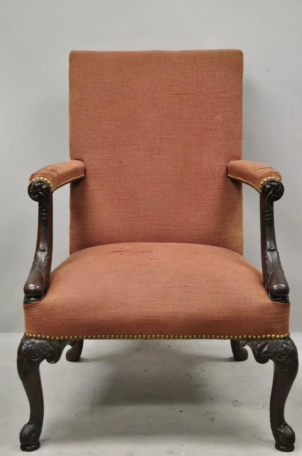 Ancienne chaise de bibliothèque à accoudoir en acajou, sculptée d'un dauphin figuratif, de style géorgien. Cet article présente des accoudoirs sculptés de dauphins, un dossier carré, une garniture en tête de clou, une construction en bois massif