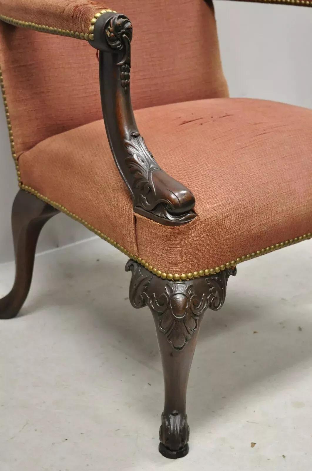 Georgien Ancienne chaise de bibliothèque à accoudoir en acajou, sculptée d'un dauphin figuratif, de style géorgien en vente