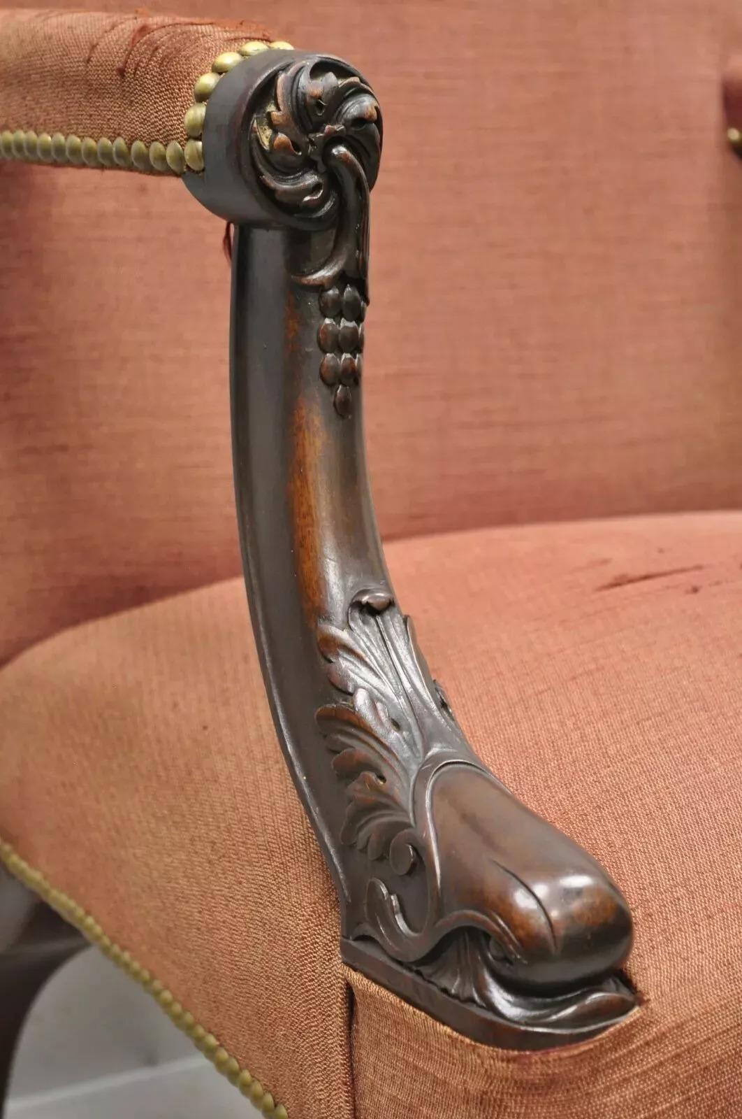Inconnu Ancienne chaise de bibliothèque à accoudoir en acajou, sculptée d'un dauphin figuratif, de style géorgien en vente