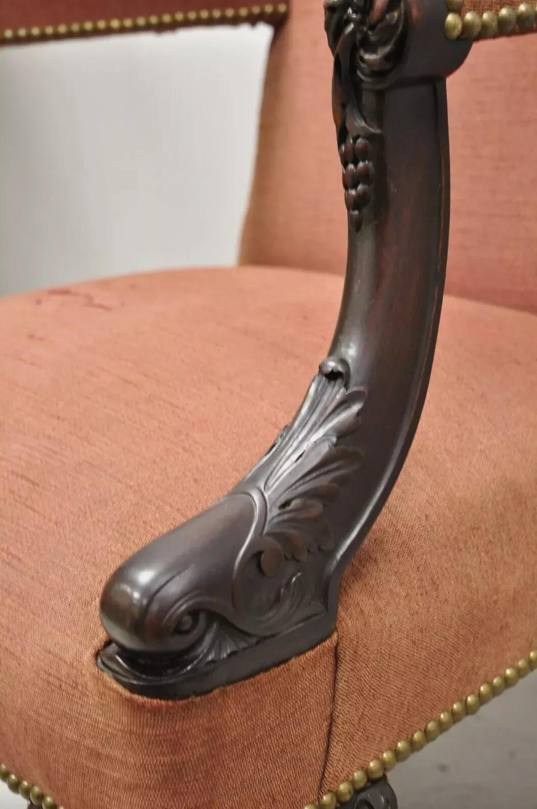 Ancienne chaise de bibliothèque à accoudoir en acajou, sculptée d'un dauphin figuratif, de style géorgien Bon état - En vente à Philadelphia, PA