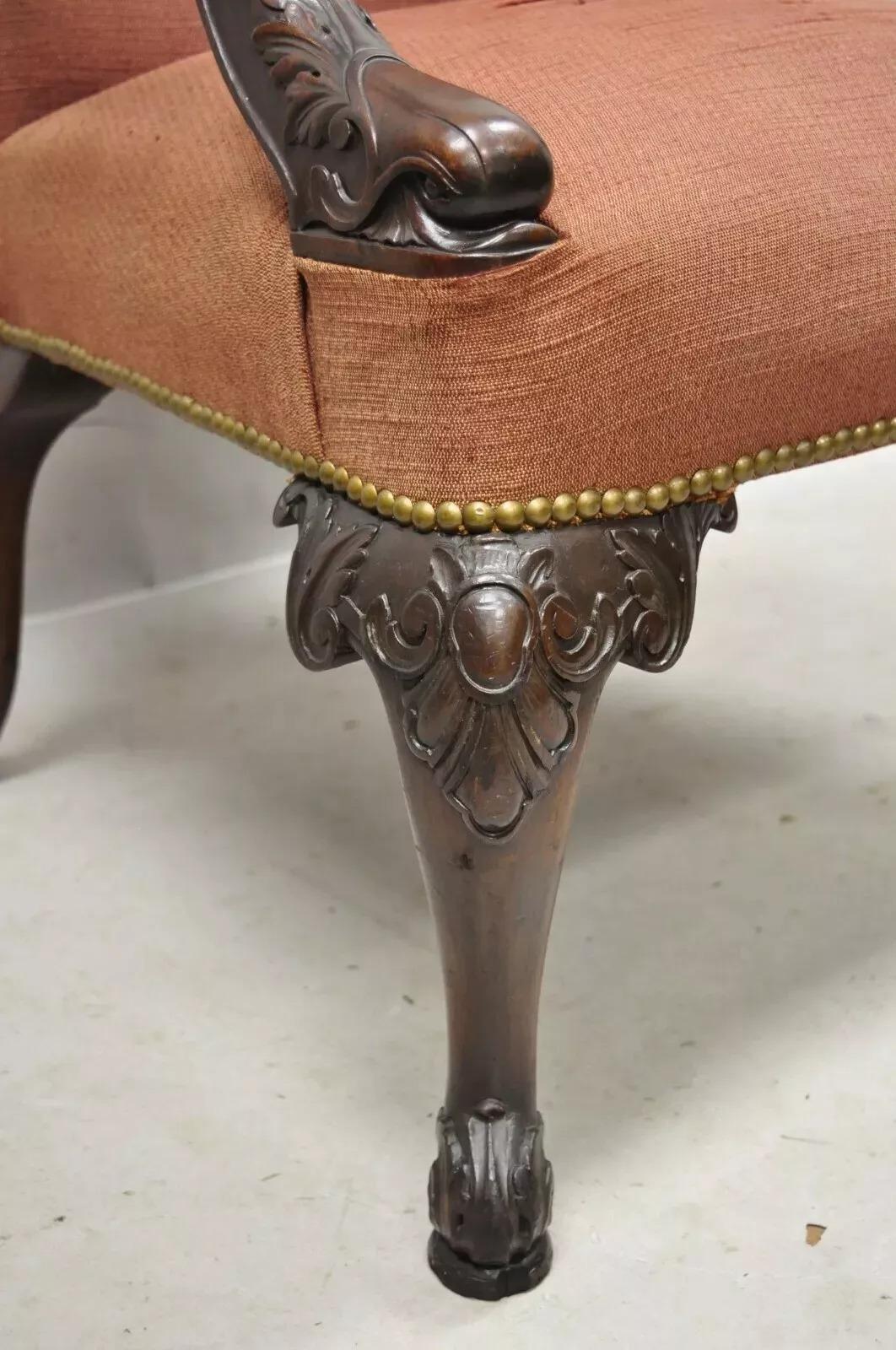 20ième siècle Ancienne chaise de bibliothèque à accoudoir en acajou, sculptée d'un dauphin figuratif, de style géorgien en vente