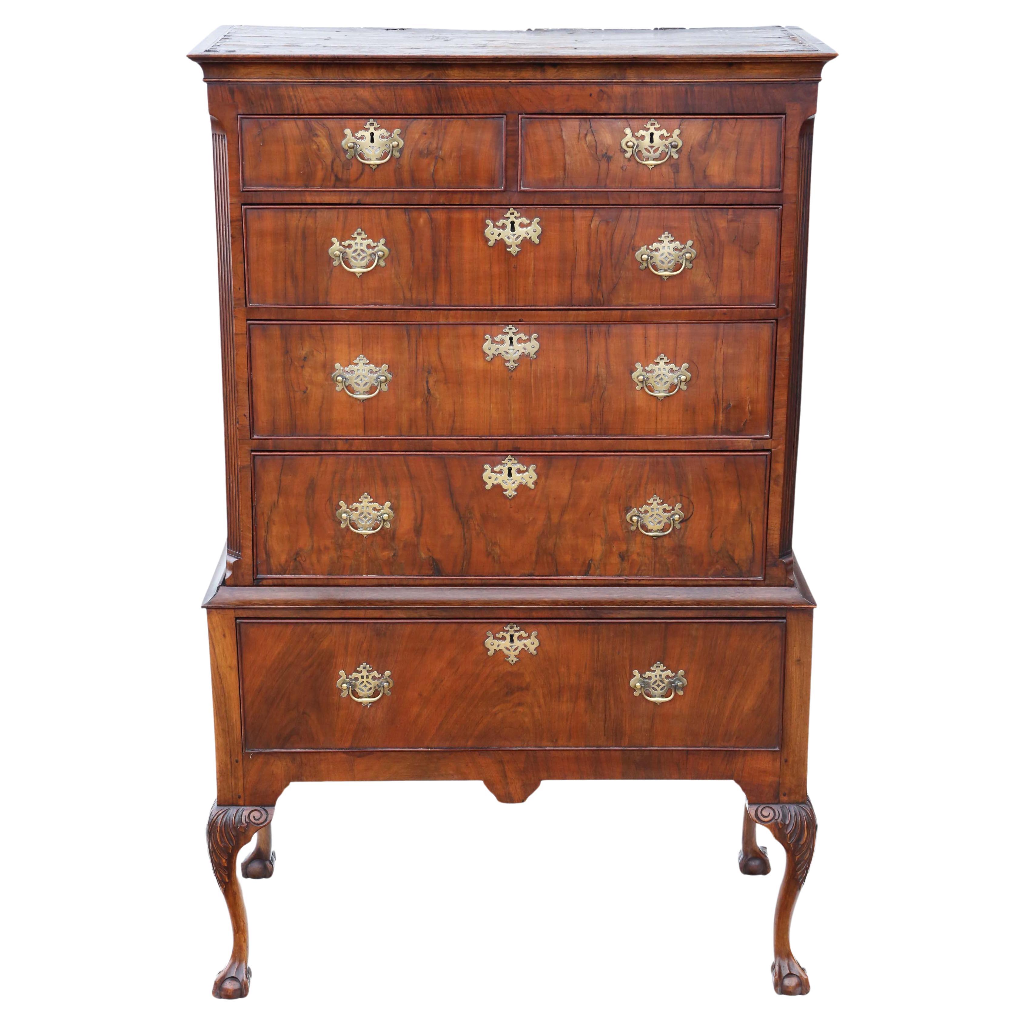 Ancienne commode géorgienne en noyer figuré sur Stand du 18ème siècle