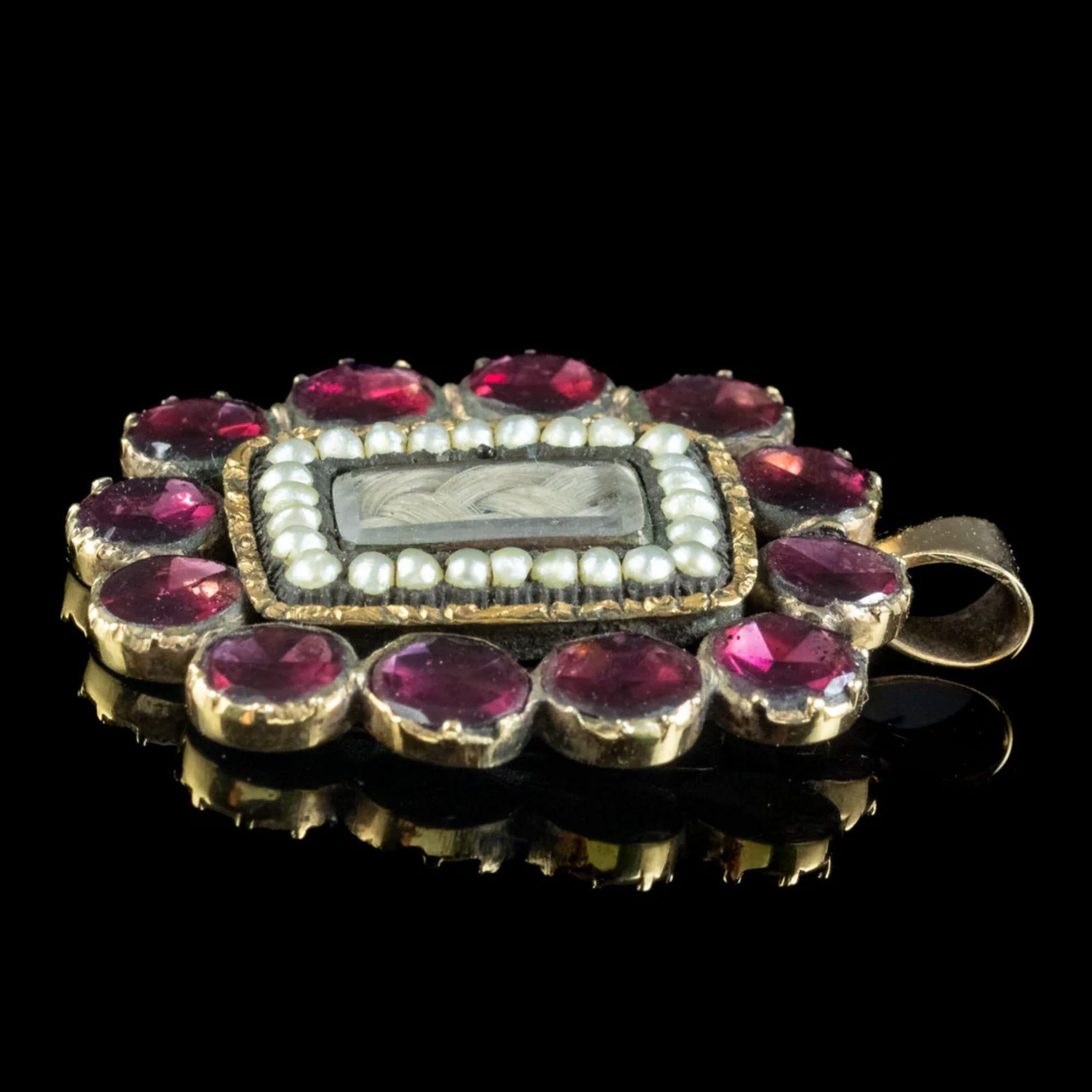 Perle Pendentif de deuil géorgien ancien en or 18 carats avec perles et grenats taille plate en vente