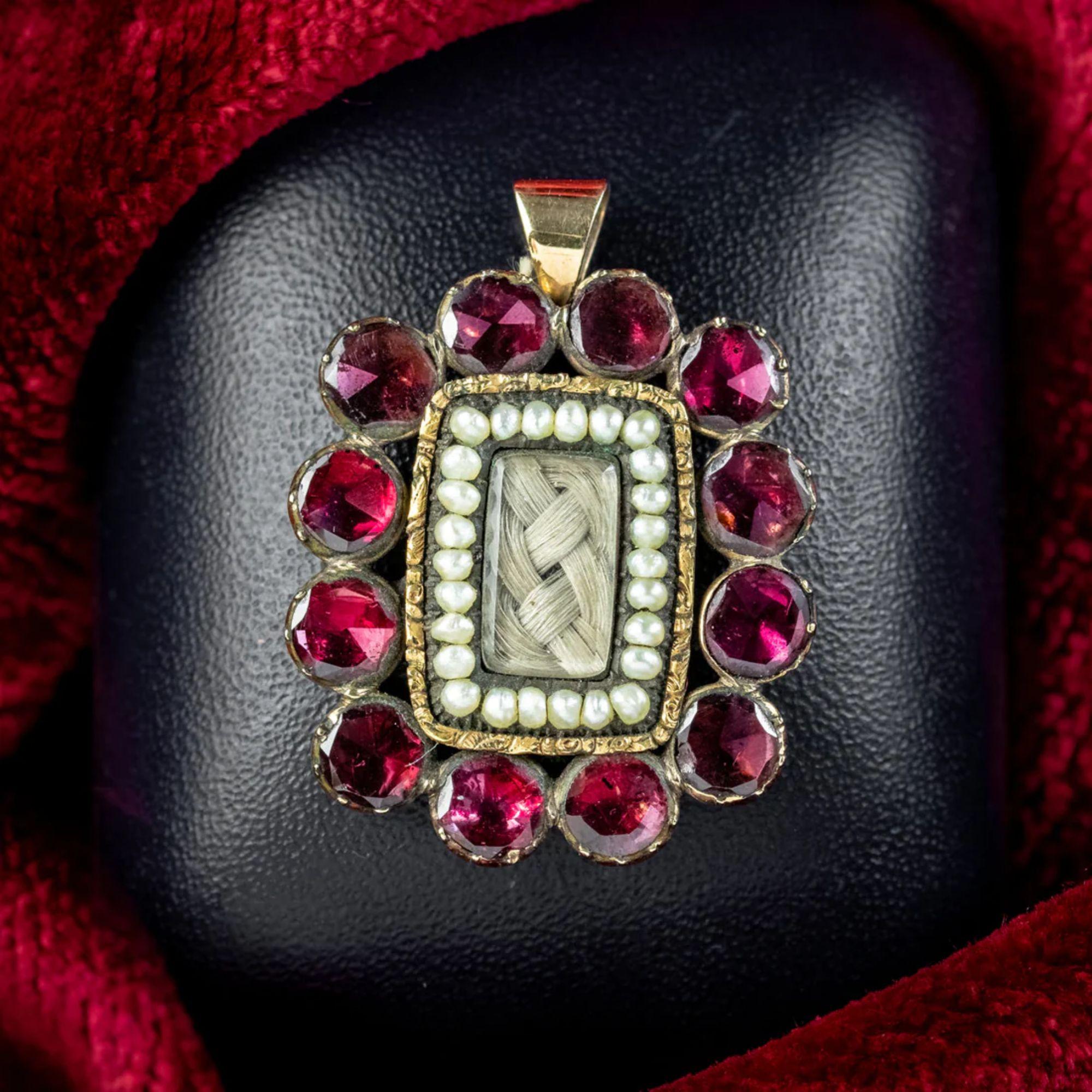 Pendentif de deuil géorgien ancien en or 18 carats avec perles et grenats taille plate Pour femmes en vente