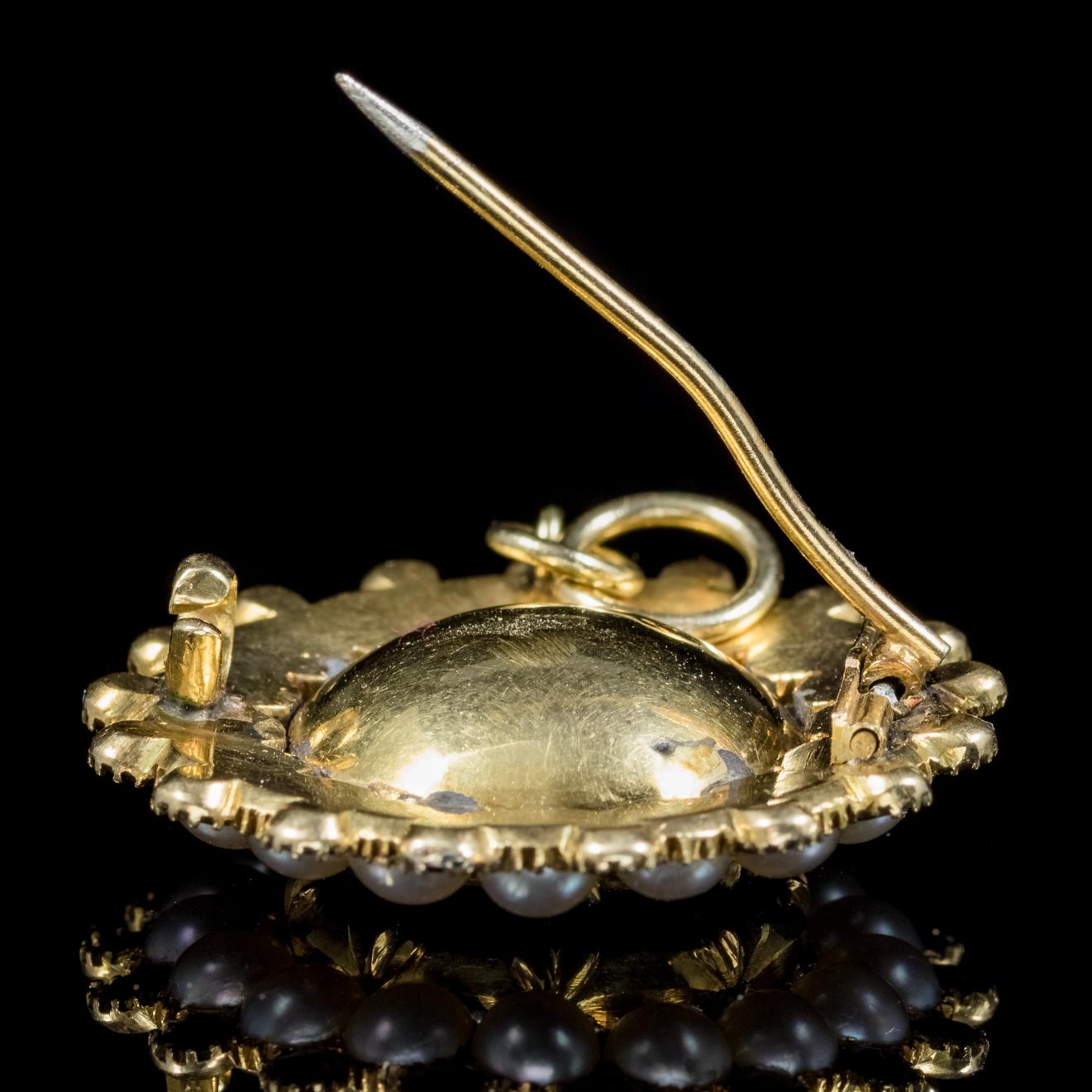 Antique Georgian Flat Cut Garnet Pearl Pendant Brooch 18 Carat Gold, circa 1800 Damen im Angebot