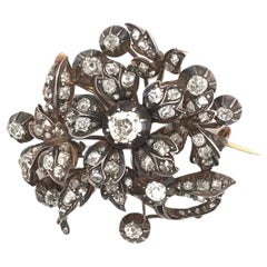 Broche florale géorgienne ancienne avec 3 carats DTW de diamants anciens