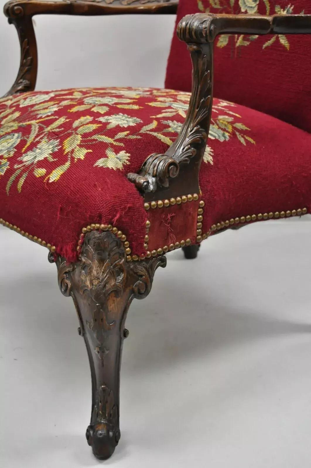 Georgien Fireside Antiques en acajou sculpté à la pointe de l'aiguille et aux fleurs en vente