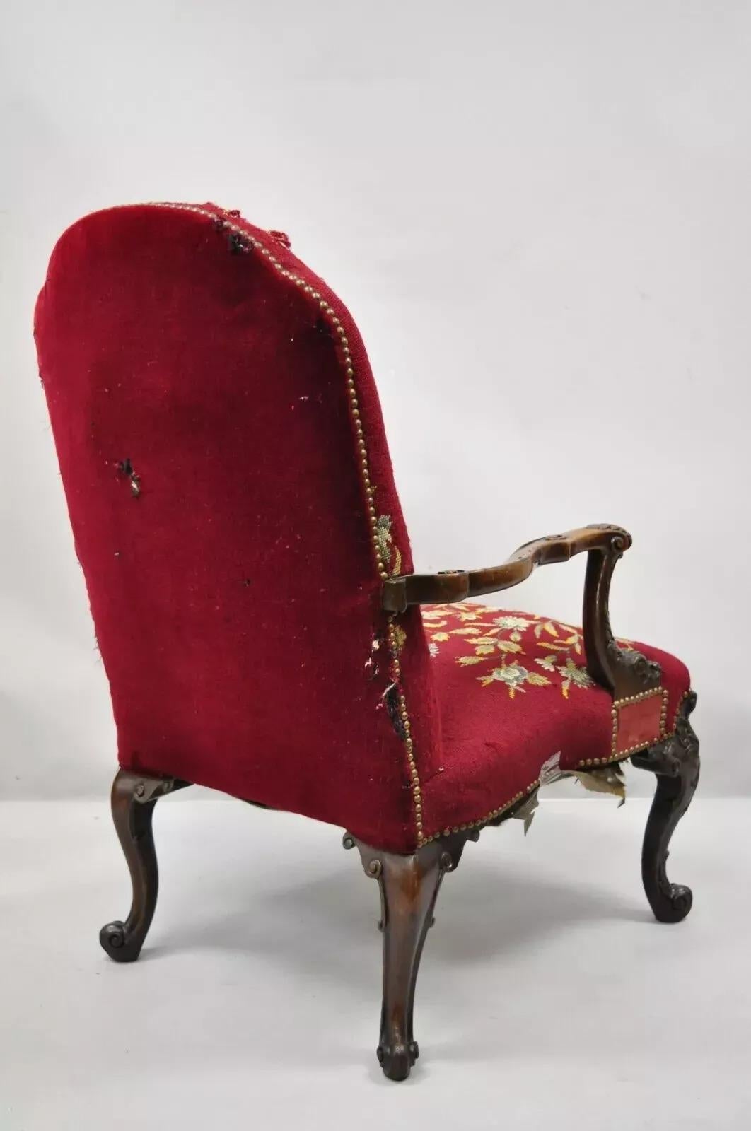 Fireside Antiques en acajou sculpté à la pointe de l'aiguille et aux fleurs en vente 1