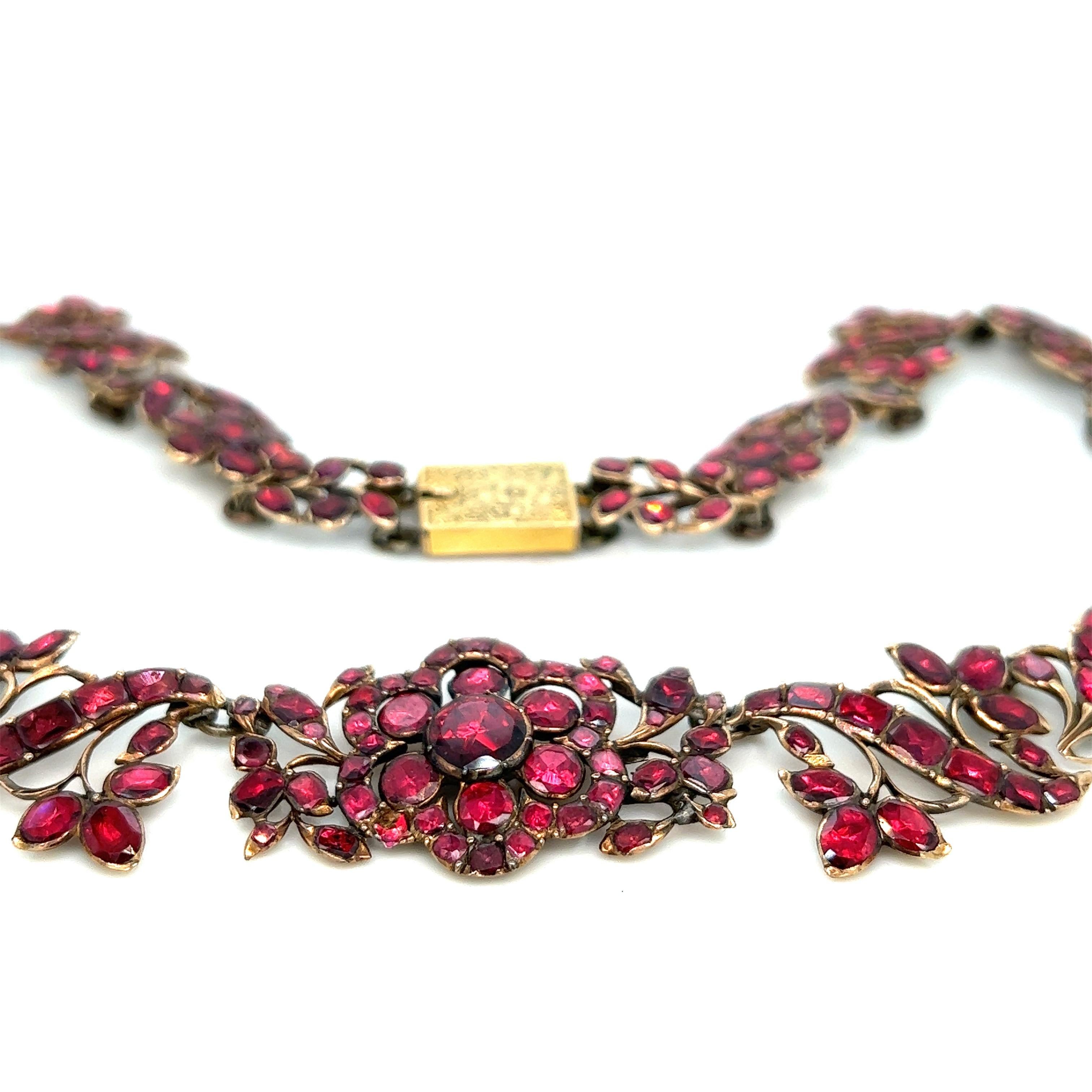 Antike georgische Granat-Halskette mit Folienrücken im Zustand „Gut“ im Angebot in New York, NY