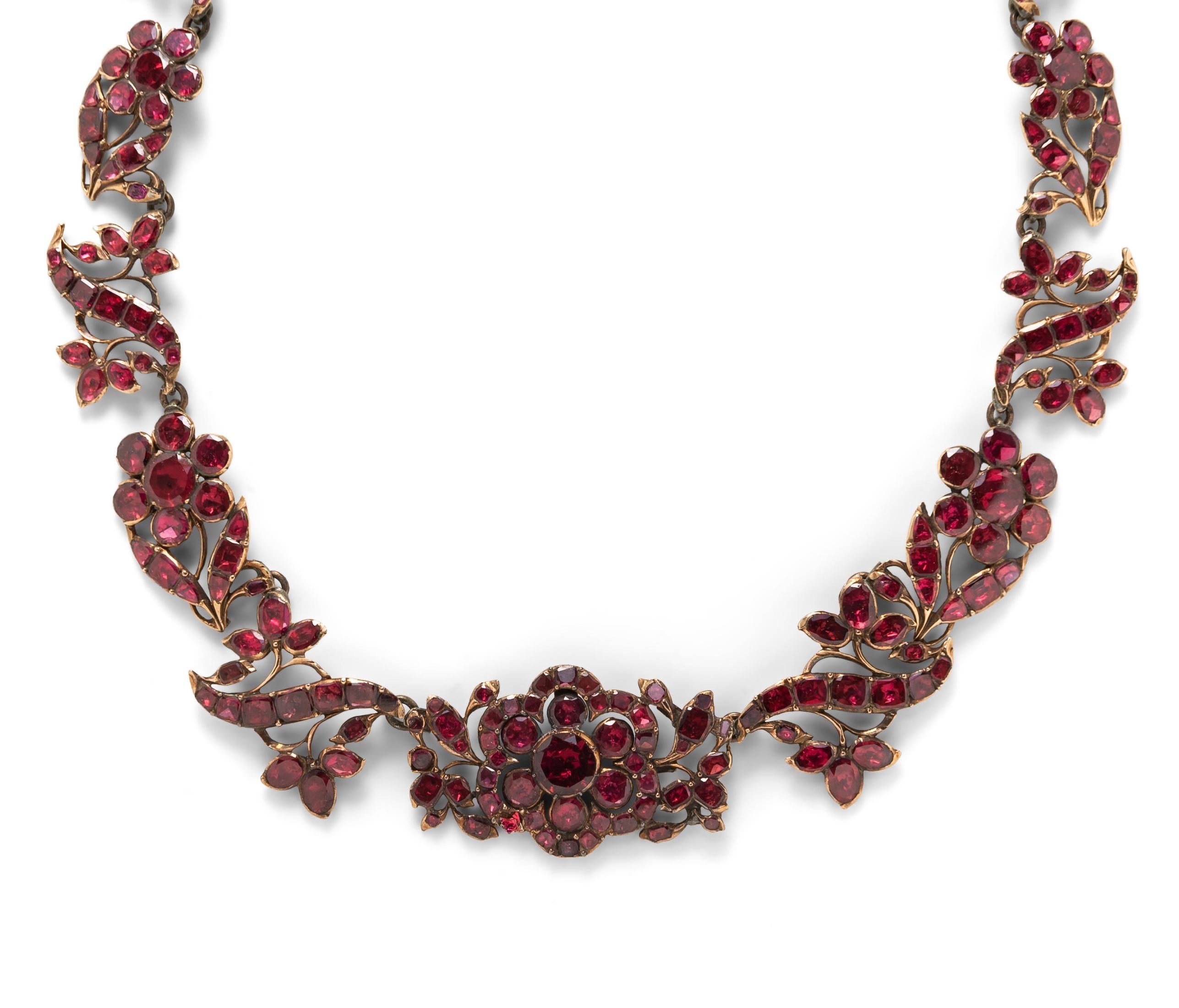 Antike georgische Granat-Halskette mit Folienrücken Damen im Angebot