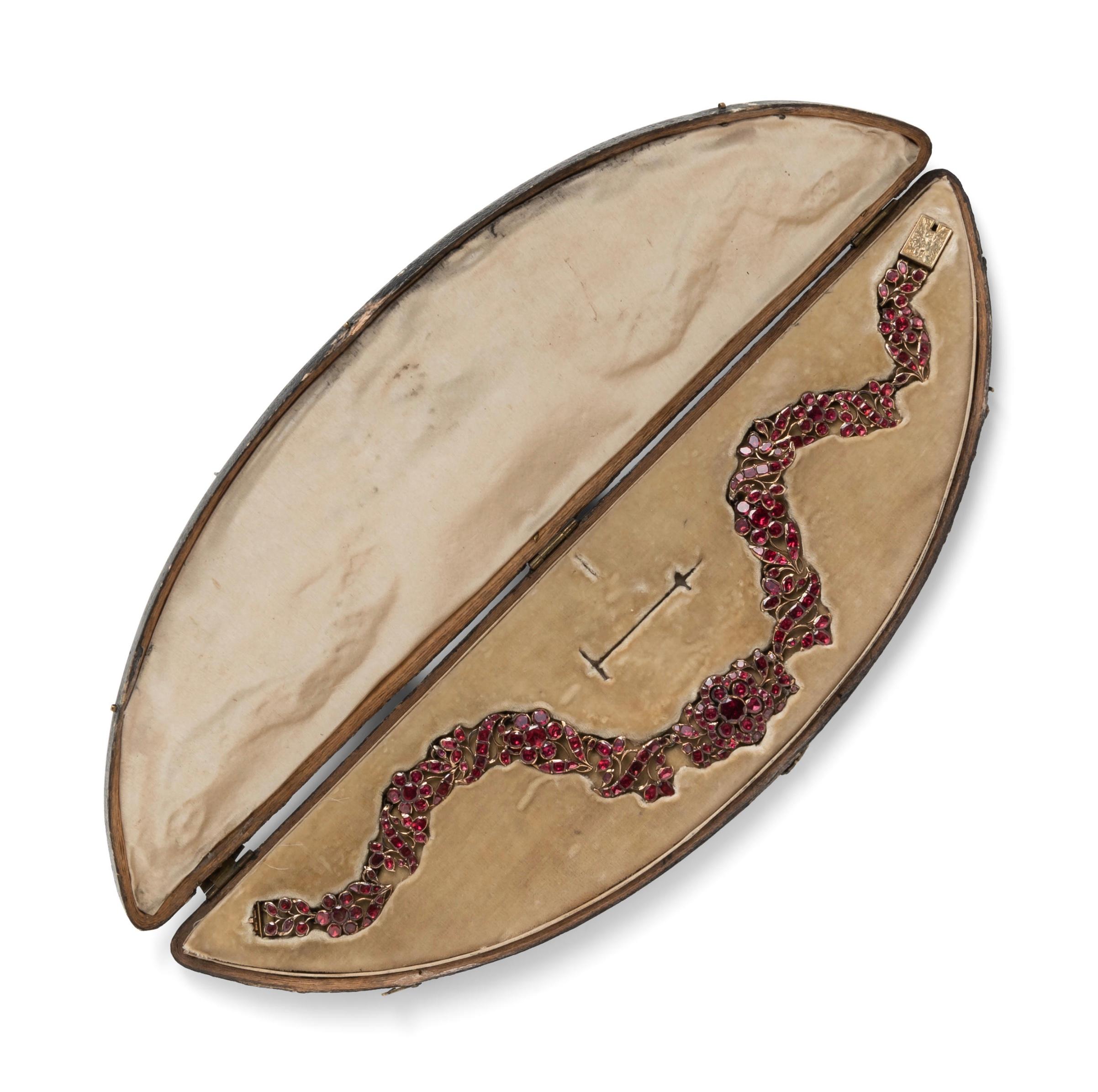Antike georgische Granat-Halskette mit Folienrücken im Angebot 1