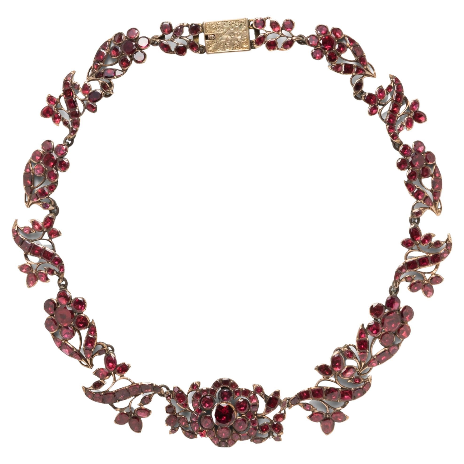 Antike georgische Granat-Halskette mit Folienrücken im Angebot