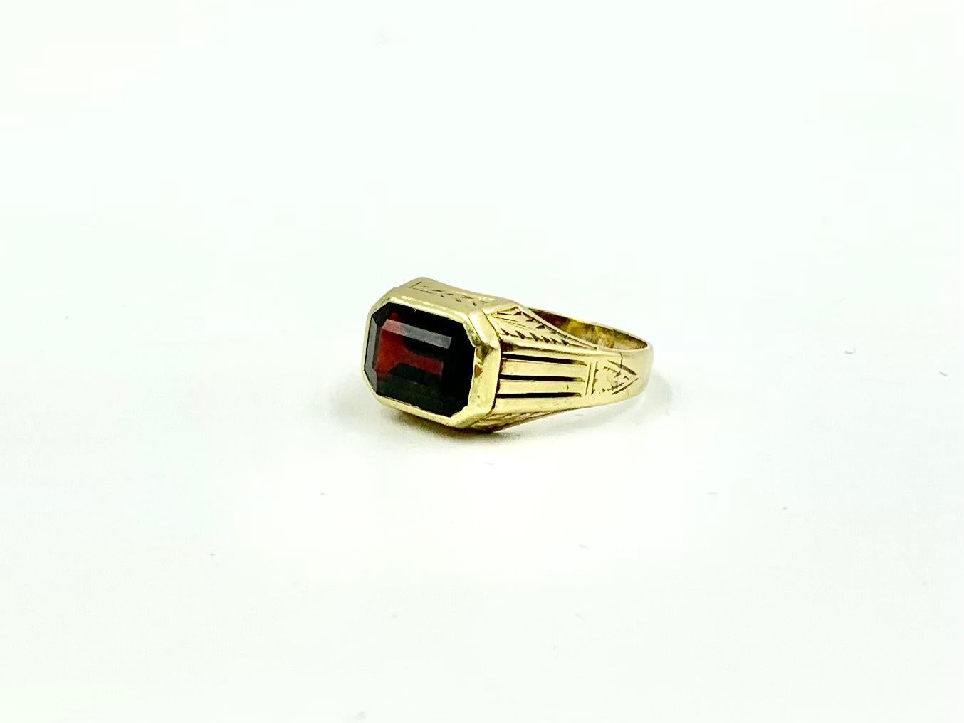 Antique Georgian Garnet 14K Yellow Gold Signet Ring, 19th Century In Good Condition In New York, NY