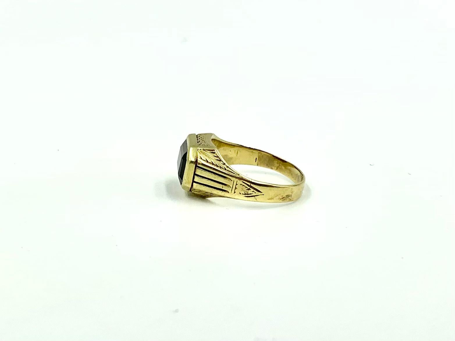 Women's or Men's Antique Georgian Garnet 14K Yellow Gold Signet Ring, 19th Century