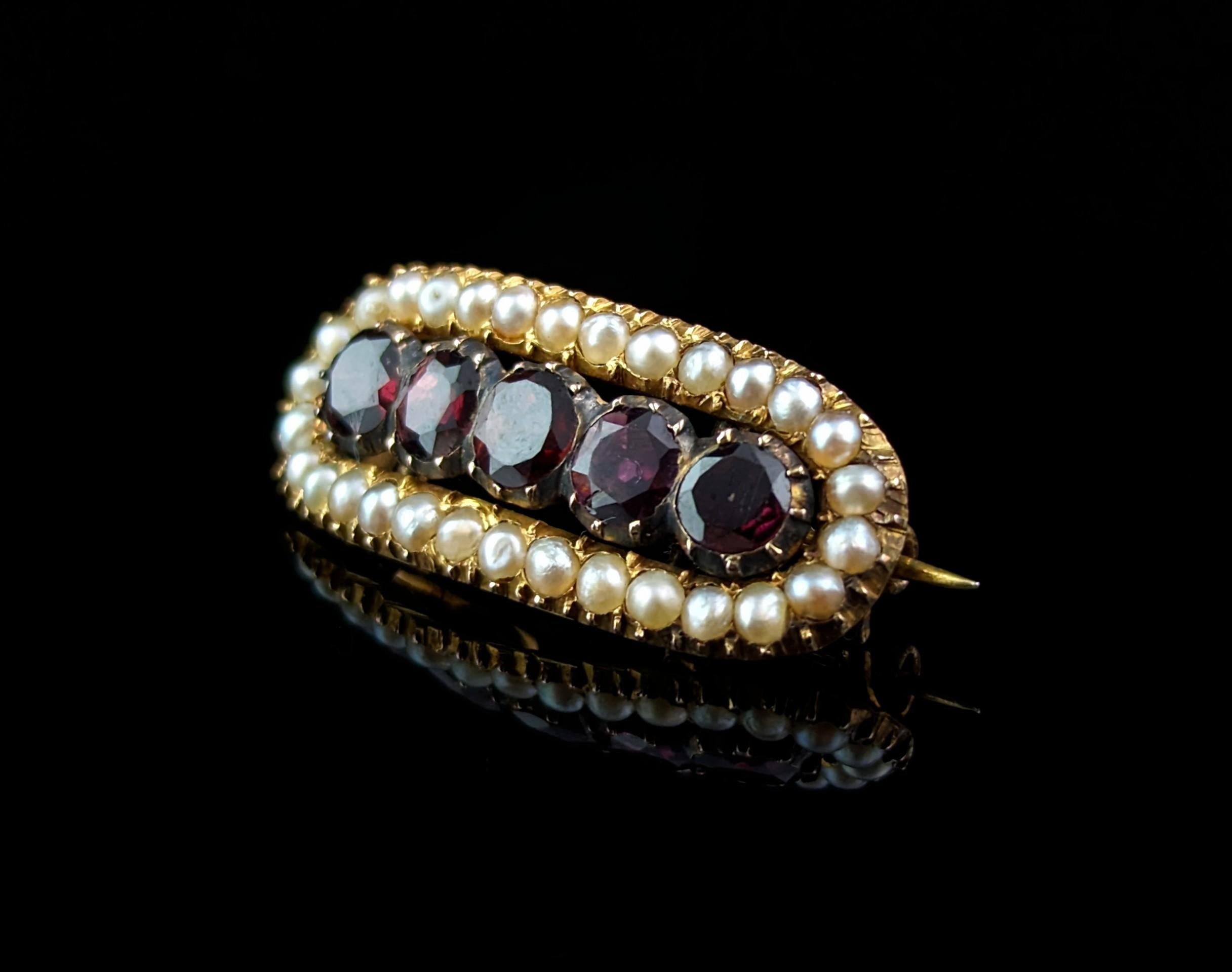 Antique Georgian Garnet and Pearl brooch, 18k gold  In Good Condition For Sale In NEWARK, GB