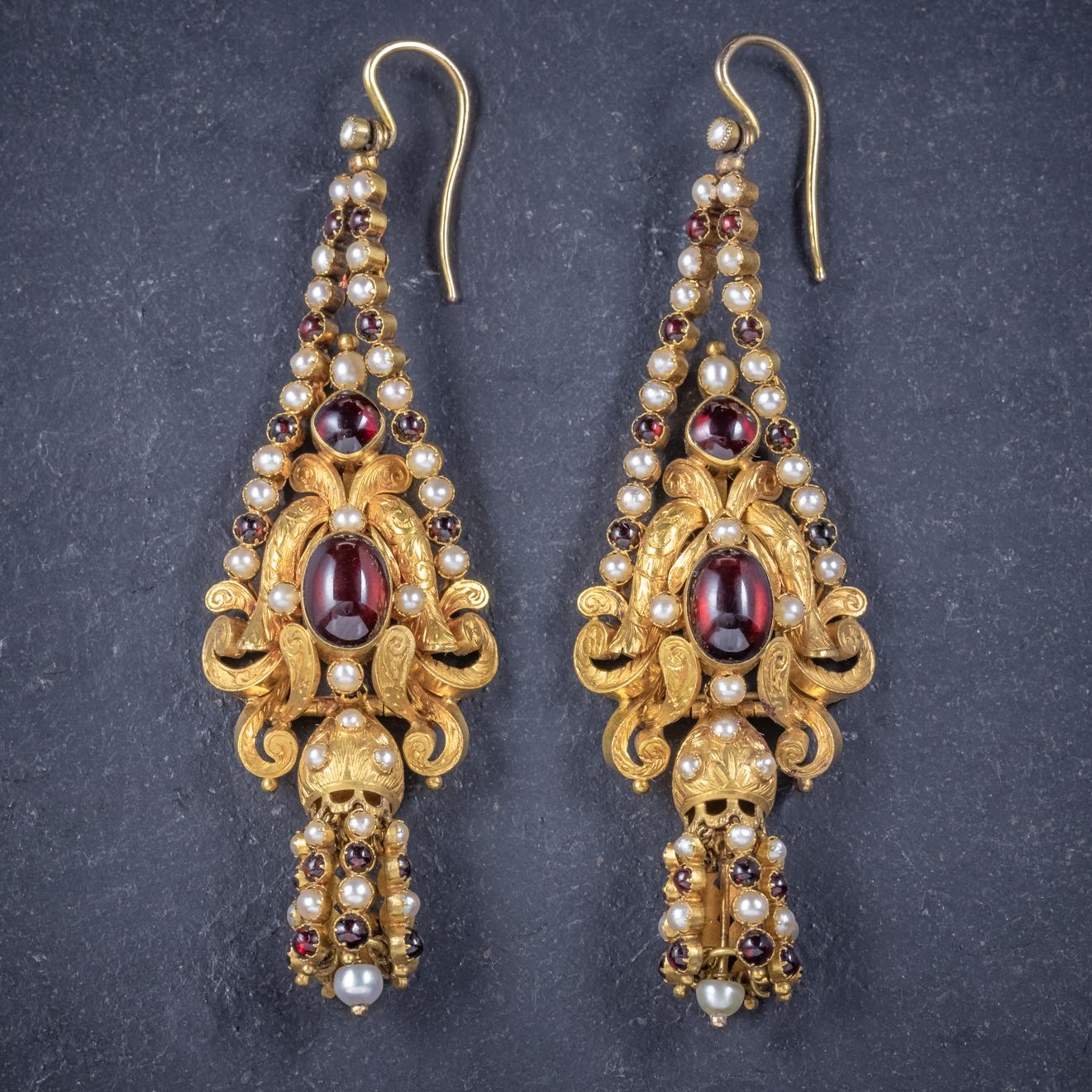 Antique Georgian Garnet Pearl Drop Earrings 18 Carat Gold, circa 1800 im Zustand „Gut“ in Lancaster , GB
