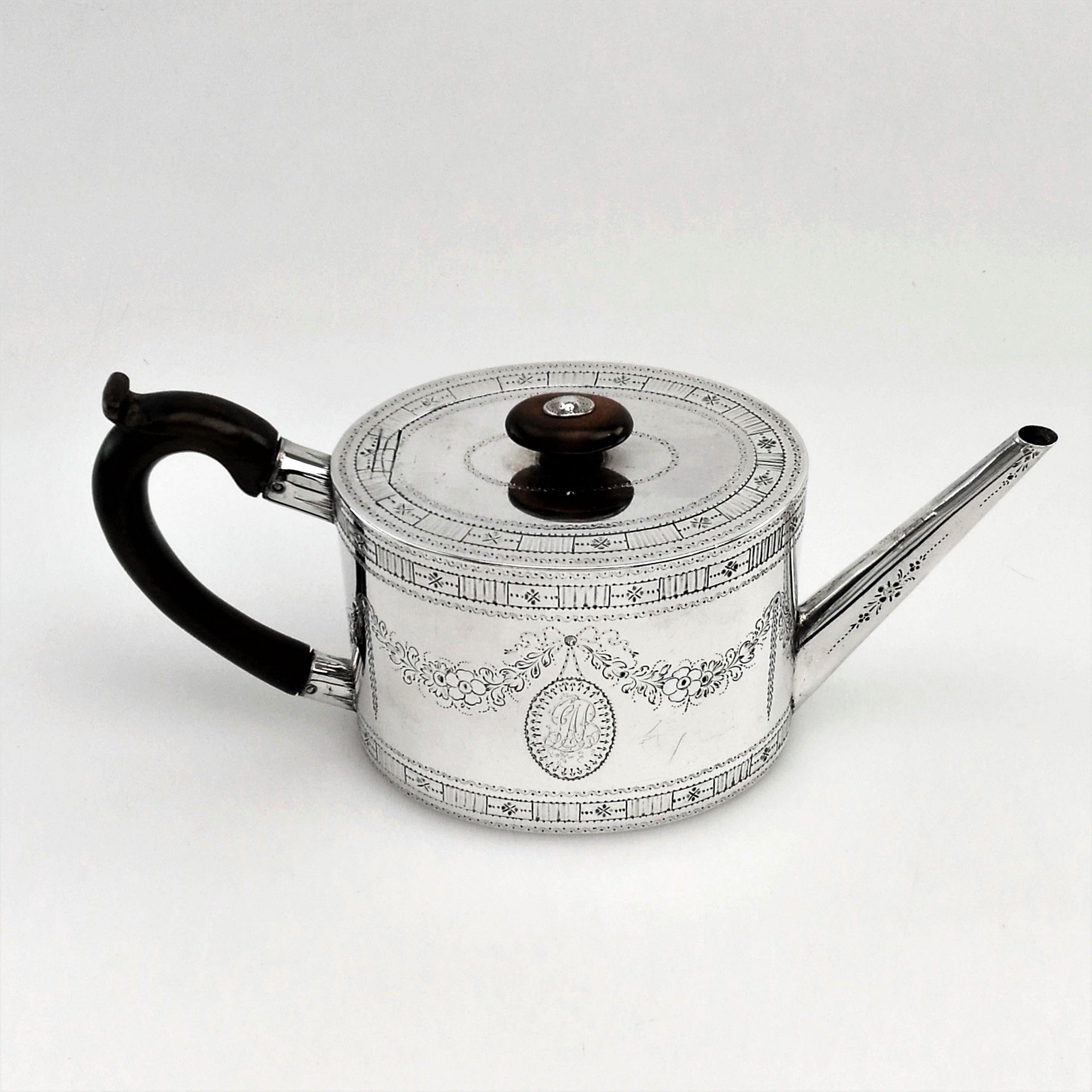 Antique Georgian George III Sterling Silver Teapot & Tea Caddy Set 1780 In Good Condition In London, GB
