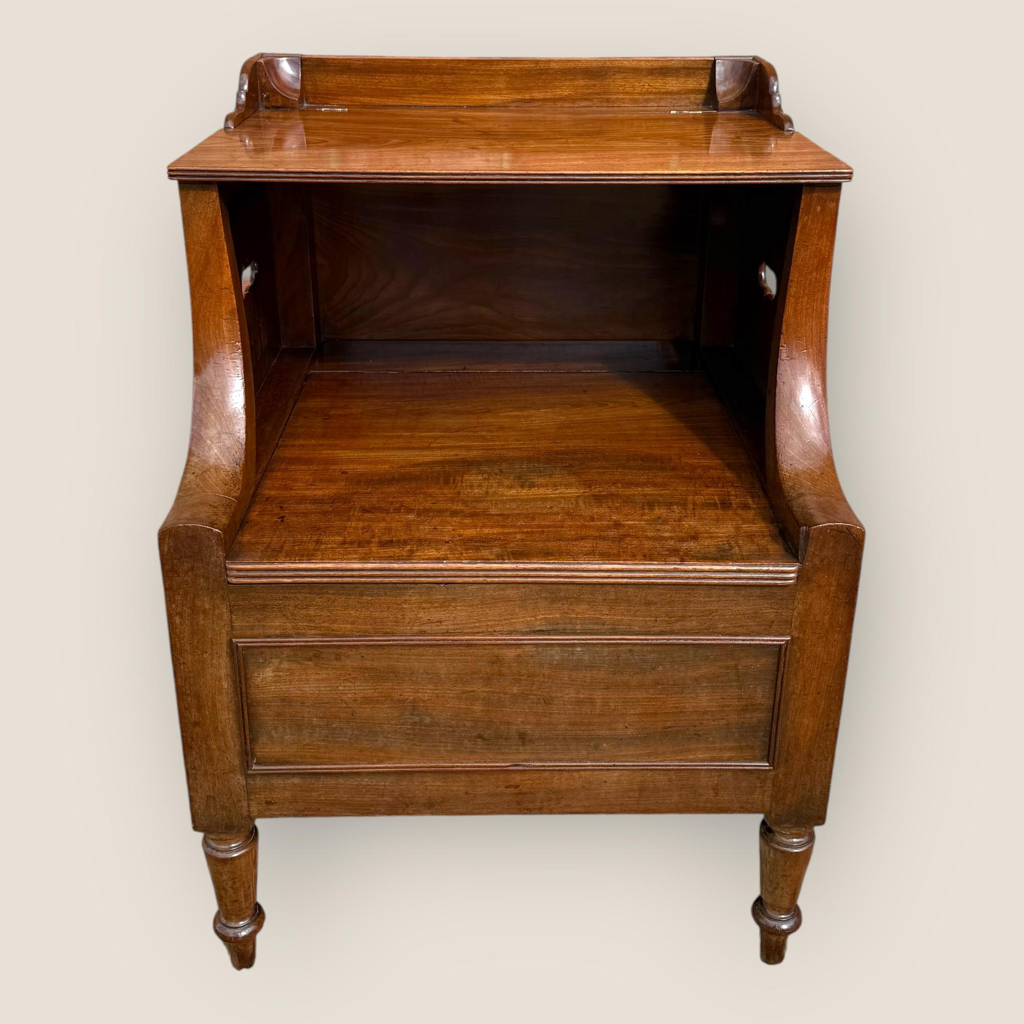Ecco un'antica credenza da comodino in mogano di Gillows of Lancaster (circa 1820). Realizzato da uno dei più importanti produttori di mobili inglesi, Gillows, questo comodino singolo presenta diverse caratteristiche chiave: in primo luogo, si apre