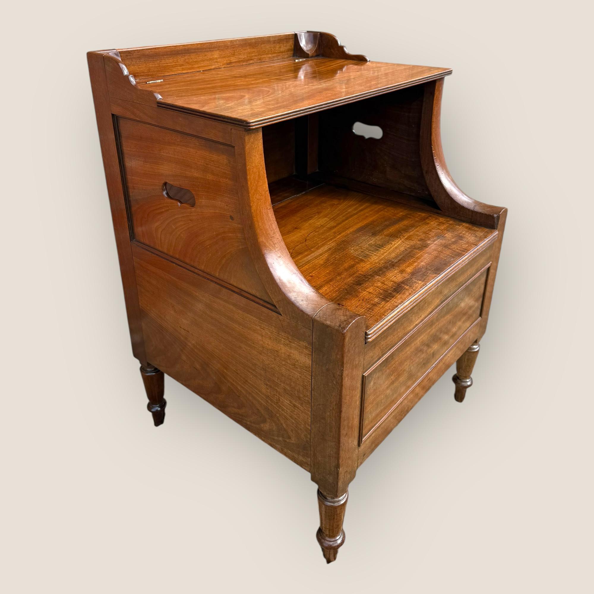 Tornito Antica credenza georgiana Gillows of Lancaster in mogano in vendita