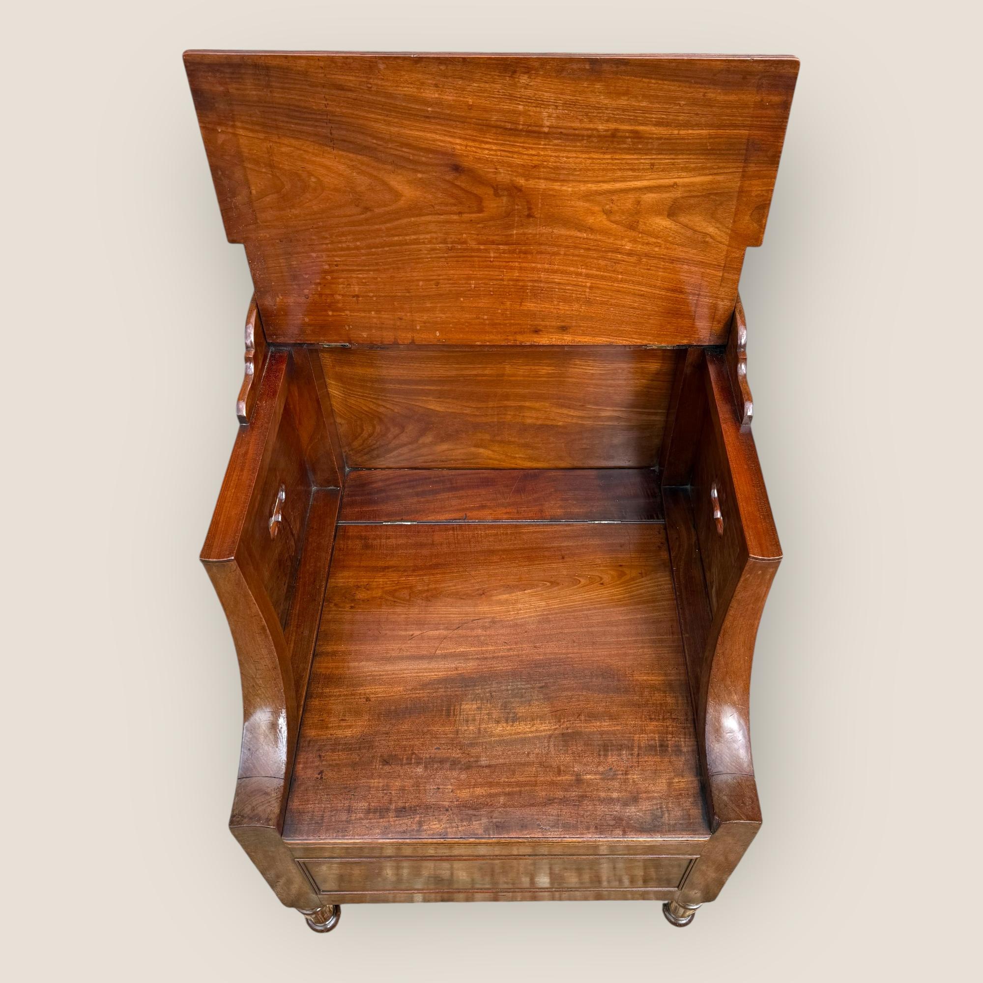 XIX secolo Antica credenza georgiana Gillows of Lancaster in mogano in vendita