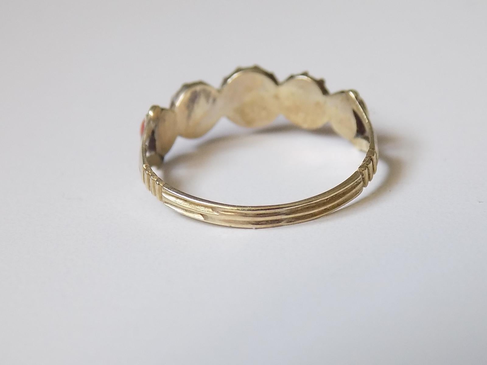 Antiker georgianischer halber Eternity-Ring aus Gold und Koralle (Georgian) im Angebot