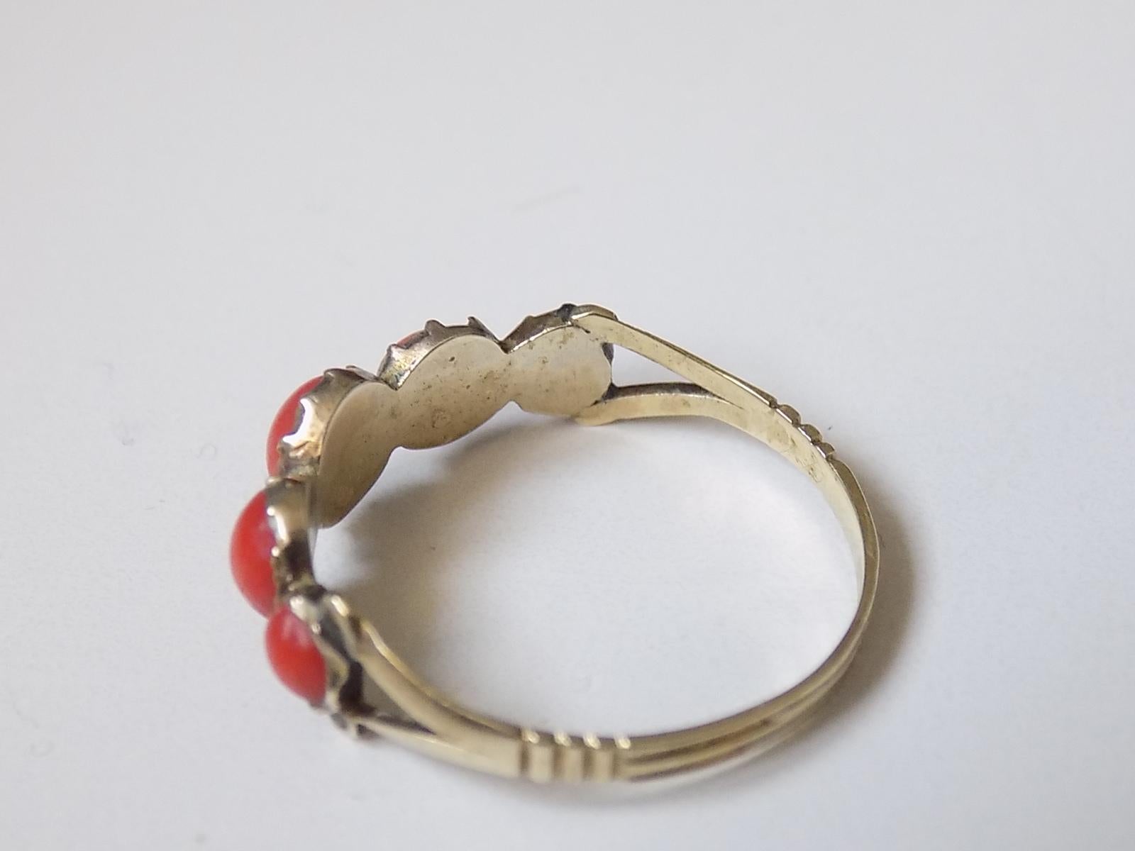 Antiker georgianischer halber Eternity-Ring aus Gold und Koralle im Zustand „Gut“ im Angebot in Boston, Lincolnshire