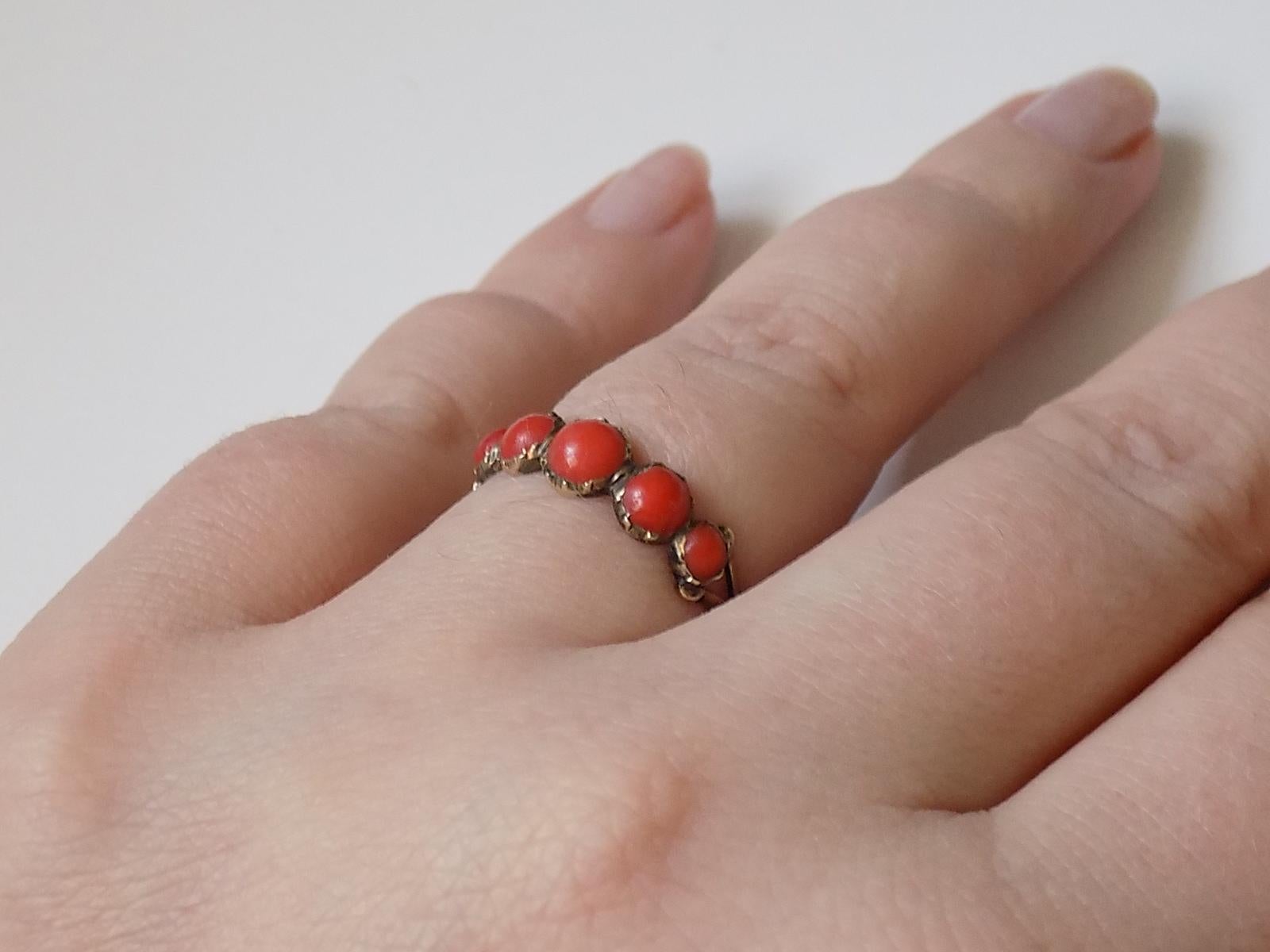 Antique Georgian Gold and Coral Half Eternity Ring In Good Condition For Sale In Boston, Lincolnshire