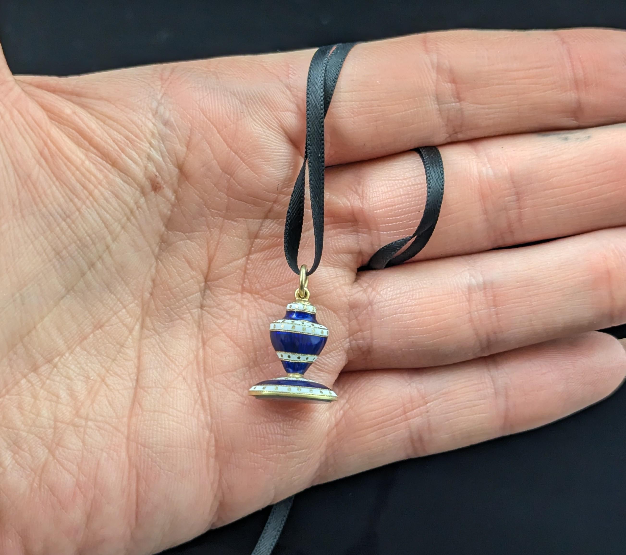 Antique Georgian gold seal fob pendant, Urn, Blue and white enamel For Sale 5
