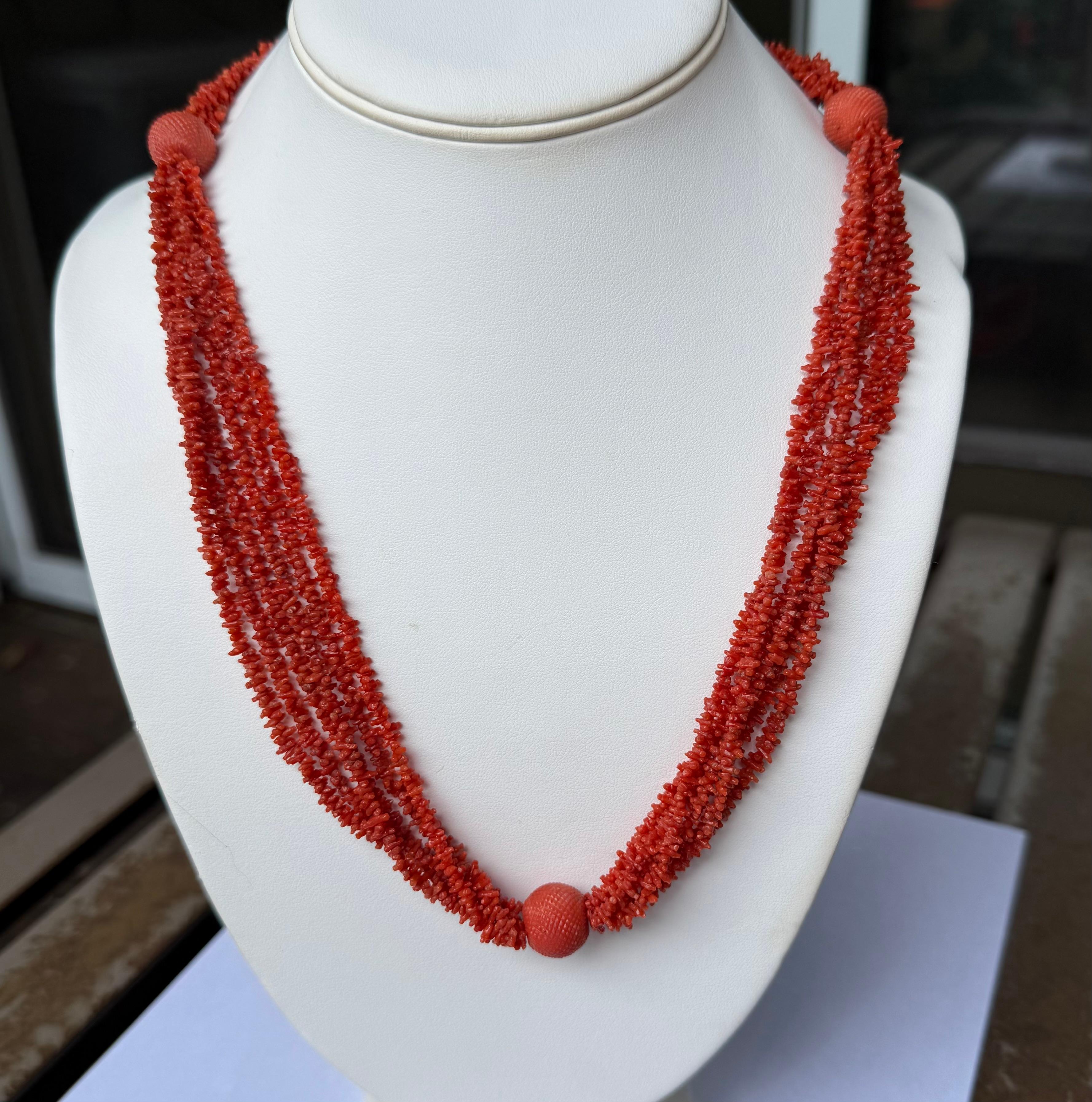 Chaque morceau de corail géorgien de ce lasso a été sculpté et poli à la main. Il est doux au toucher, ce qui le distingue du corail neuf. C'est précieux. Il n'y a pas d'aspérités. Les extrémités de chaque morceau de corail sont arrondies plutôt que