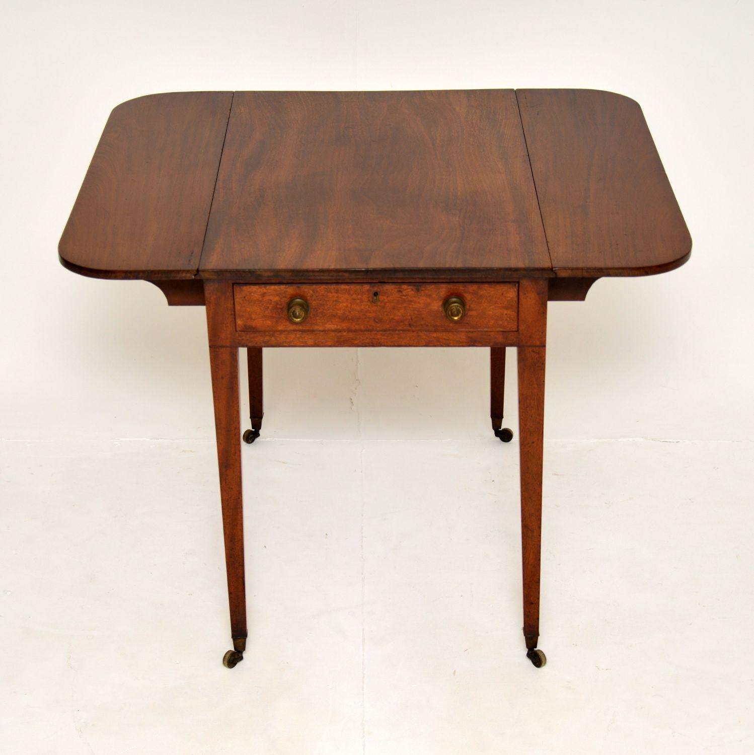 An elegant and very well made Georgian period Pembroke table. This was made in England, it dates from around 1790-1810 period.

The quality is superb, this is constructed from solid wood which has acquired a gorgeous patina over the years. There are
