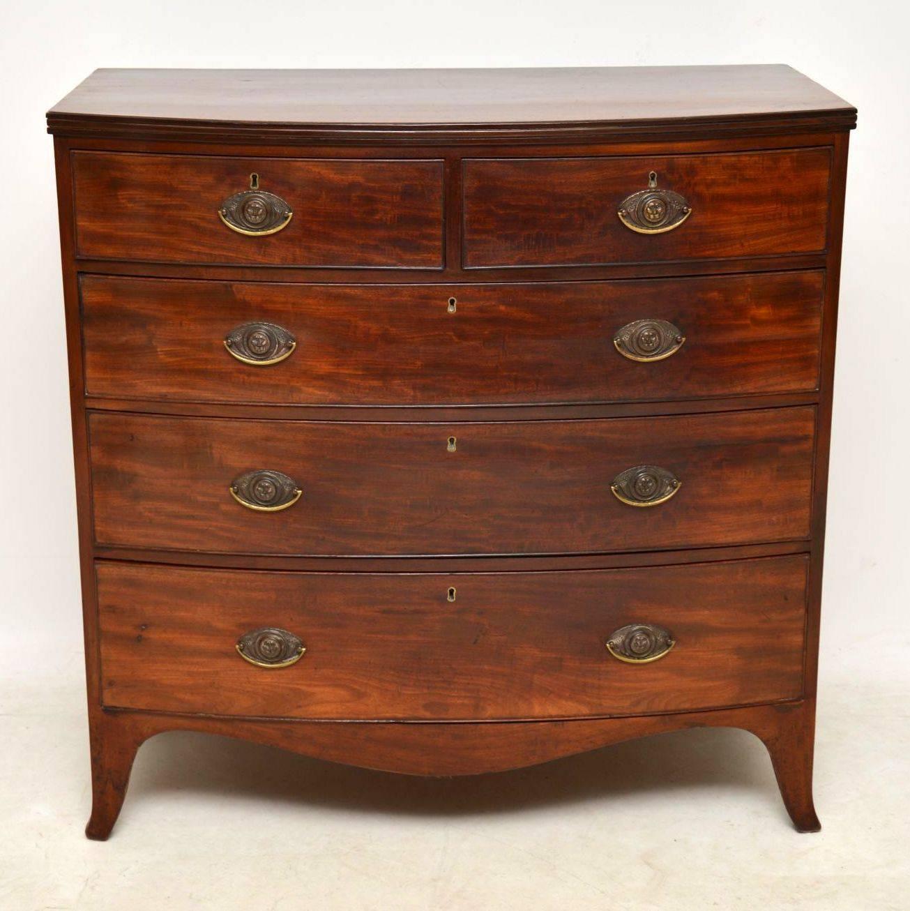 Antique George III bow fronted mahogany chest of drawers sitting on splayed feet. This chest has a lovely original colour with a bit of natural fade here and there. The drawers all work well and are graduated in depth with brass plate back handles.