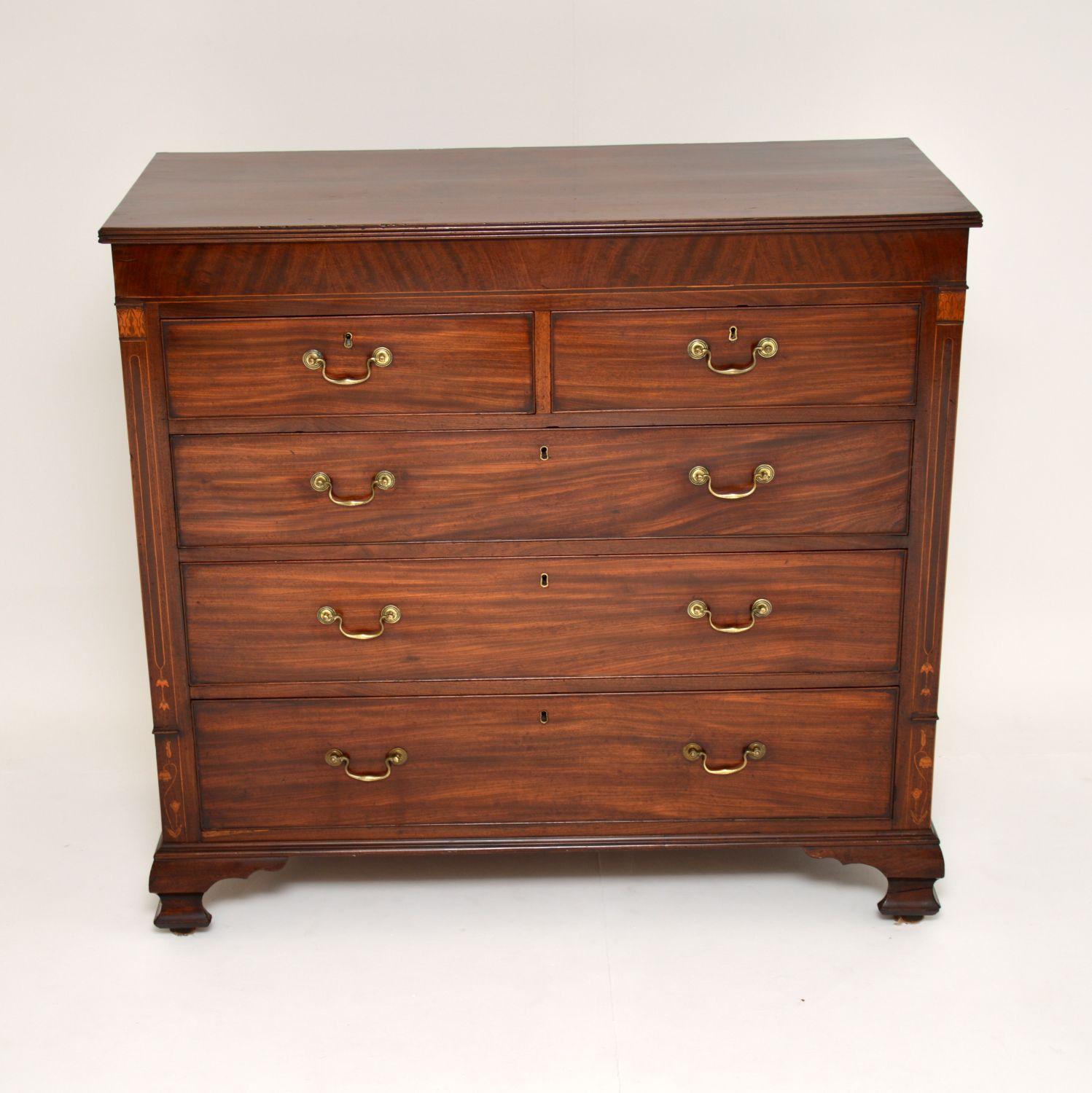 Large impressive antique George III mahogany chest of drawers with fine satinwood inlays and in excellent condition.

It has a reeded top edge, deep drawers all of which are graduated in depth and sits on ogee bracket feet. The side corners are