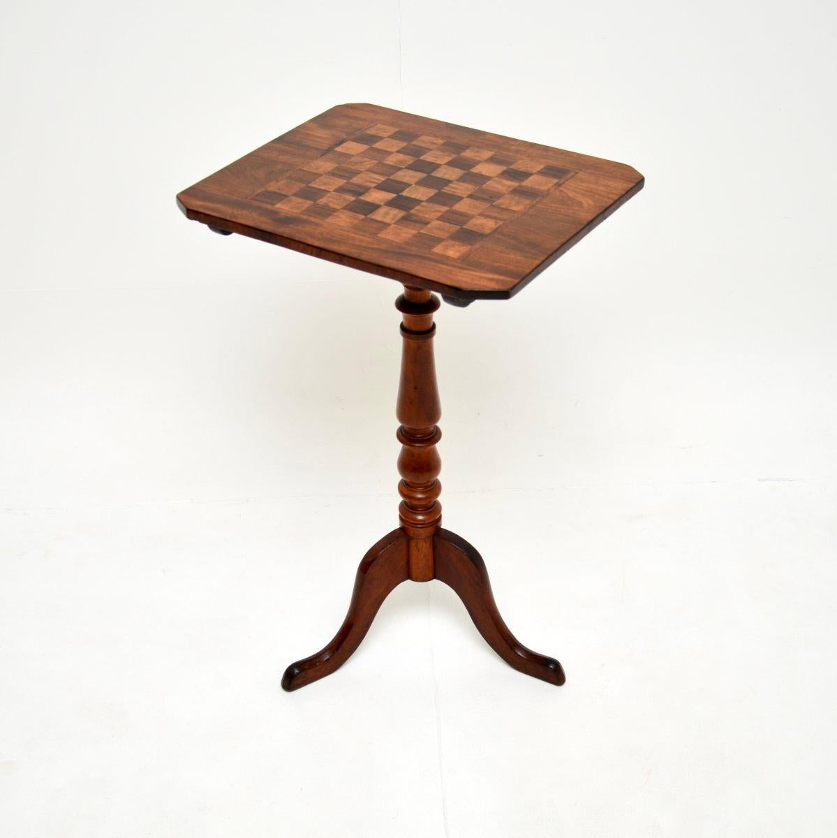A wonderful antique Georgian inlaid walnut chess table. This was made in England, it dates from around the 1800-1815 period.

It has the design of a classic Georgian snap top tripod table, with a flip up top. The top is beautifully inlaid with a