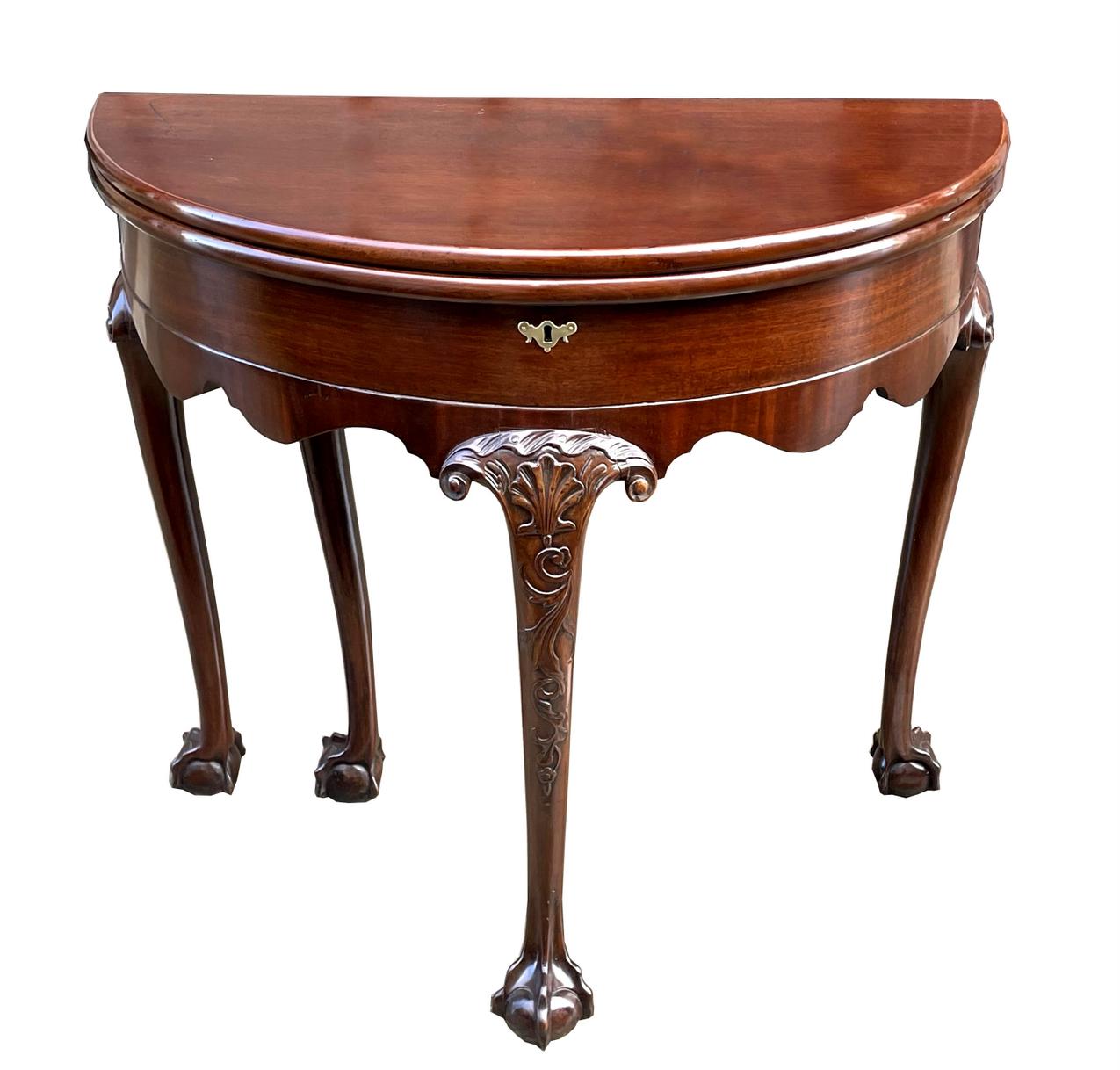 Ein hervorragendes Beispiel für einen georgianischen Demi-Lune-Spieltisch aus frühem irischem Mahagoni in hervorragender Museumsqualität. Hergestellt in Irland im letzten Viertel des achtzehnten Jahrhunderts. 

Die doppelte Klappe öffnet sich und