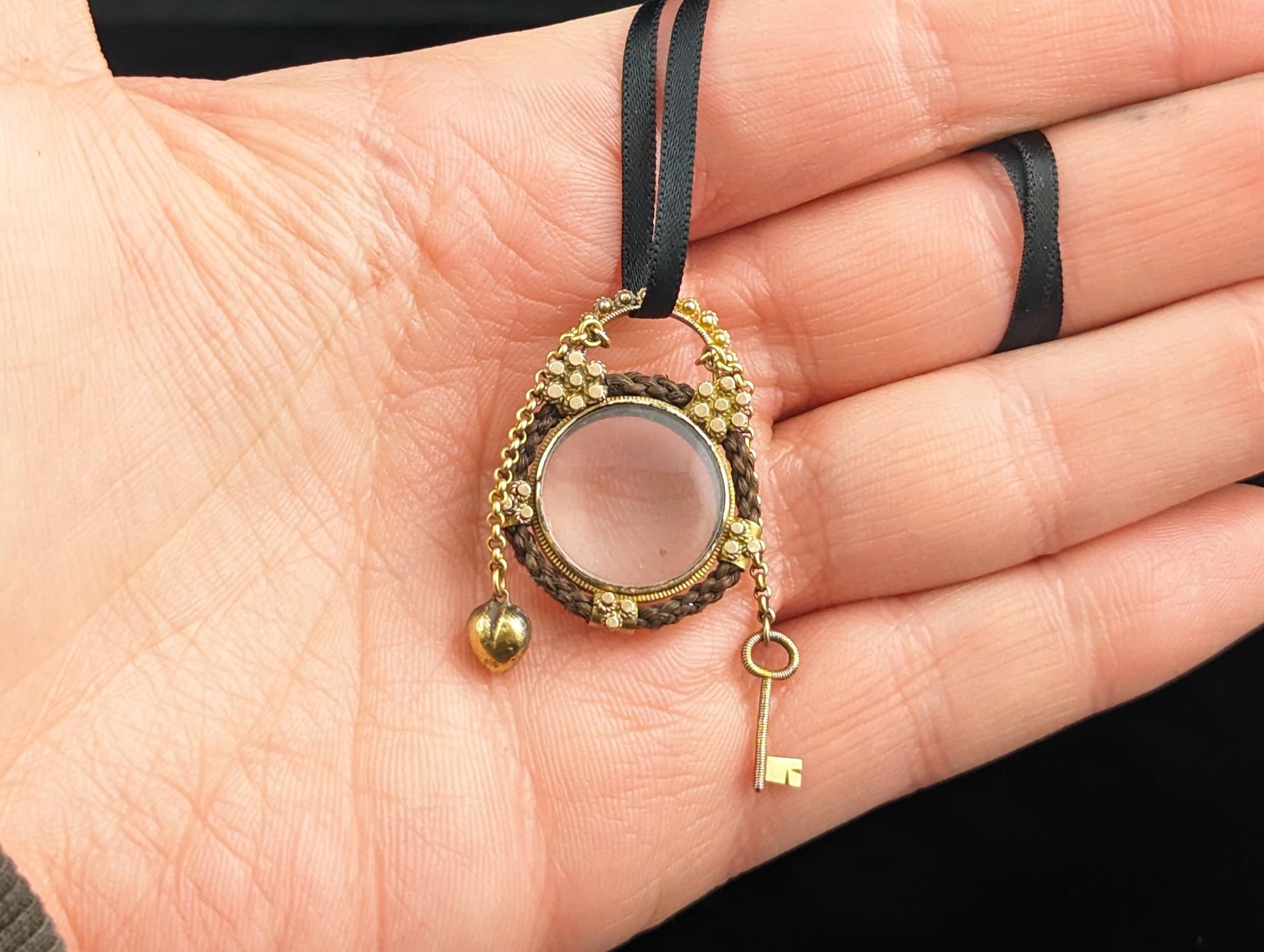 Antique médaillon de deuil de deuil « Key to my Heart » en or 18 carats et cheveux, en vente 5