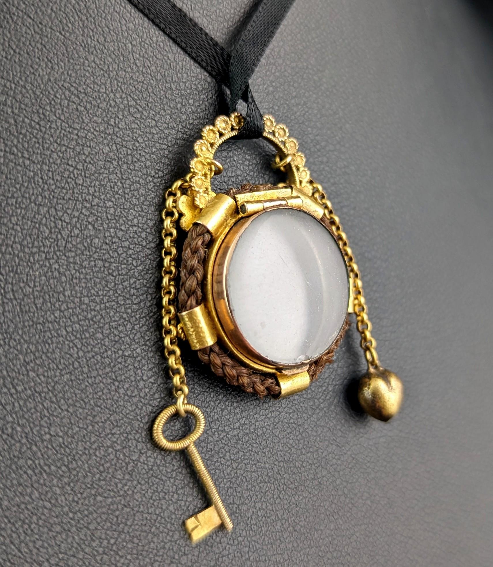 Antikes georgianisches Key to my Heart trauerndes Medaillon, 18k Gold und Haararbeit, Vorhängeschloss im Angebot 6