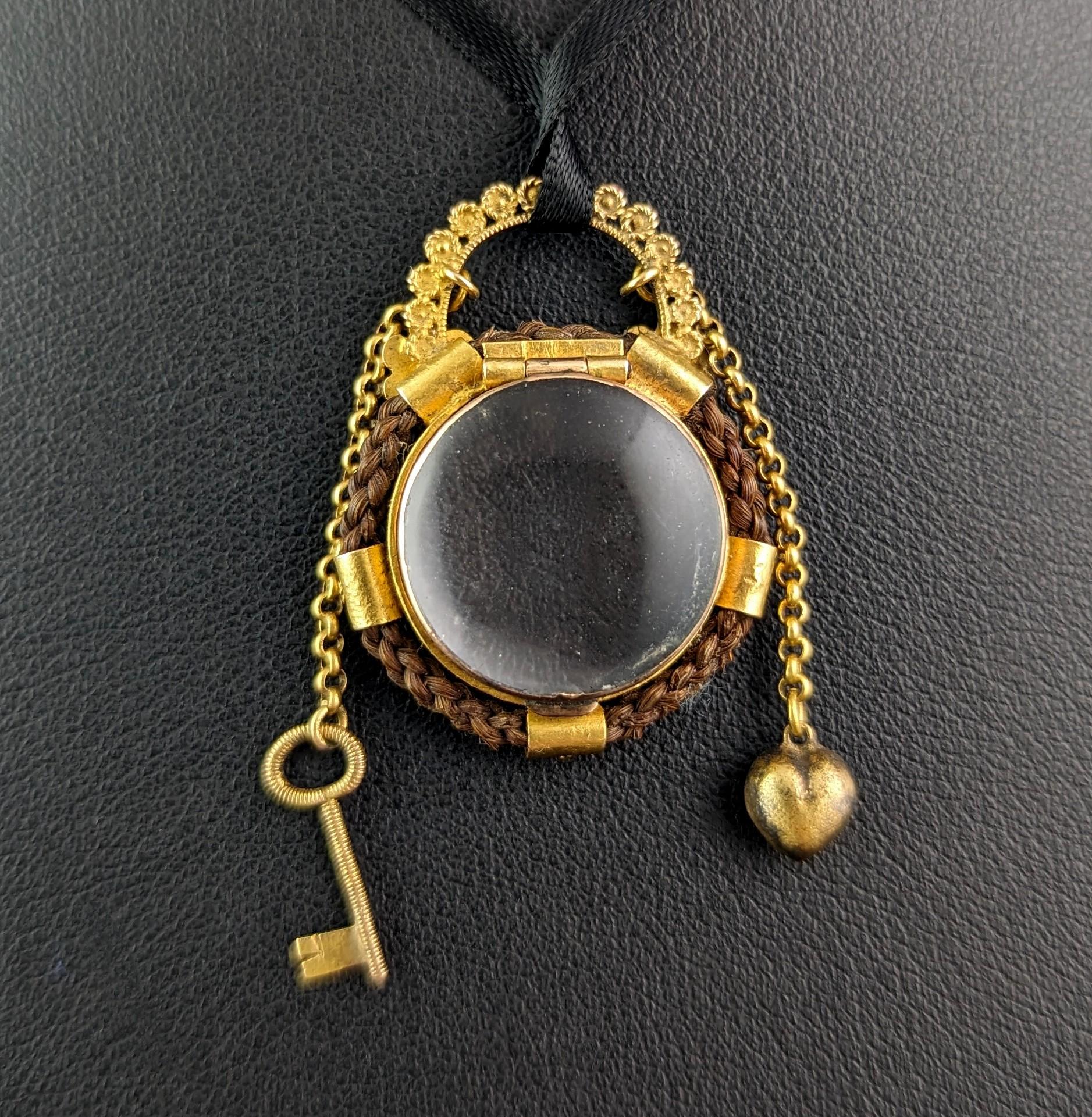 Georgien Antique médaillon de deuil de deuil « Key to my Heart » en or 18 carats et cheveux, en vente