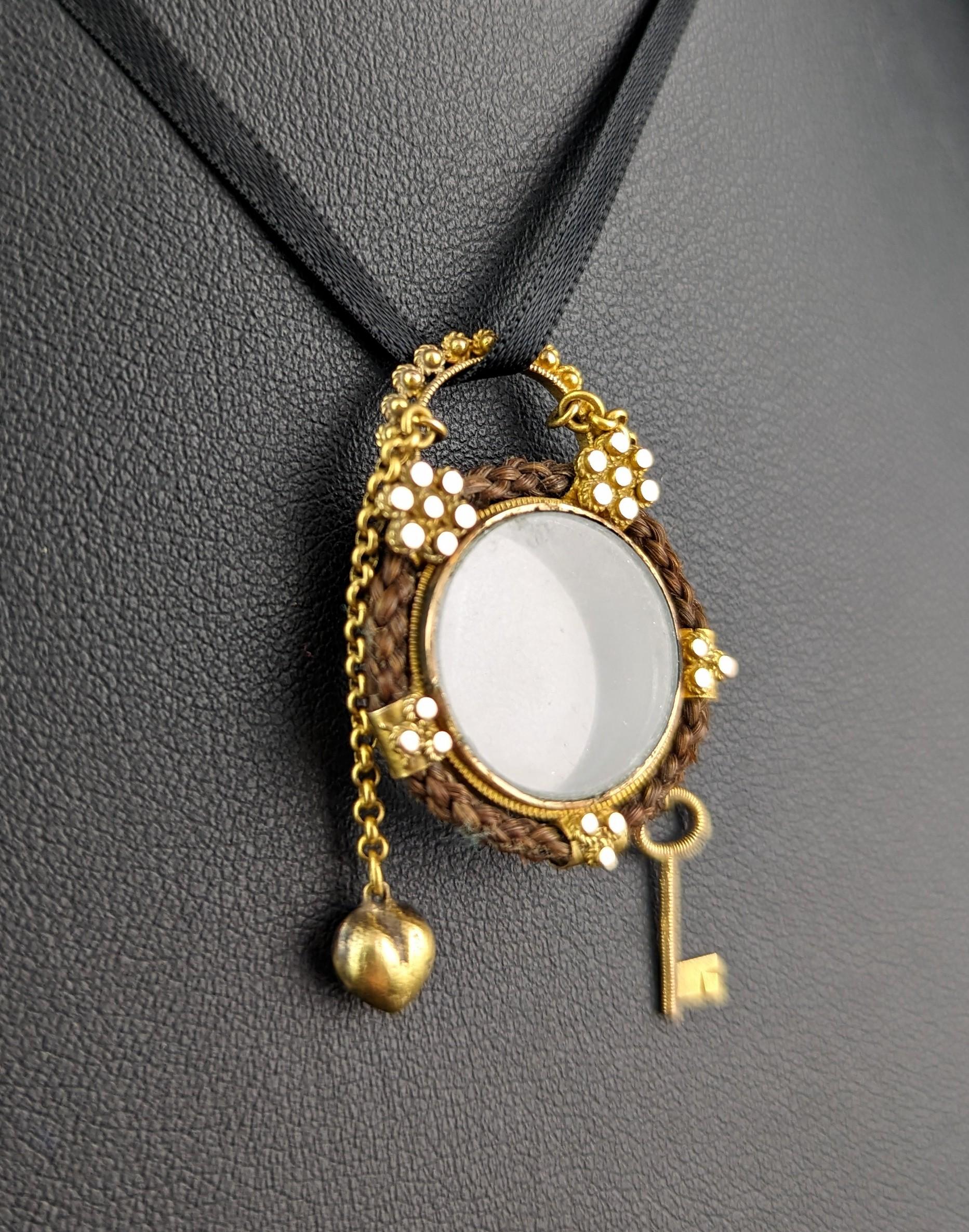 Antique médaillon de deuil de deuil « Key to my Heart » en or 18 carats et cheveux, Bon état - En vente à NEWARK, GB