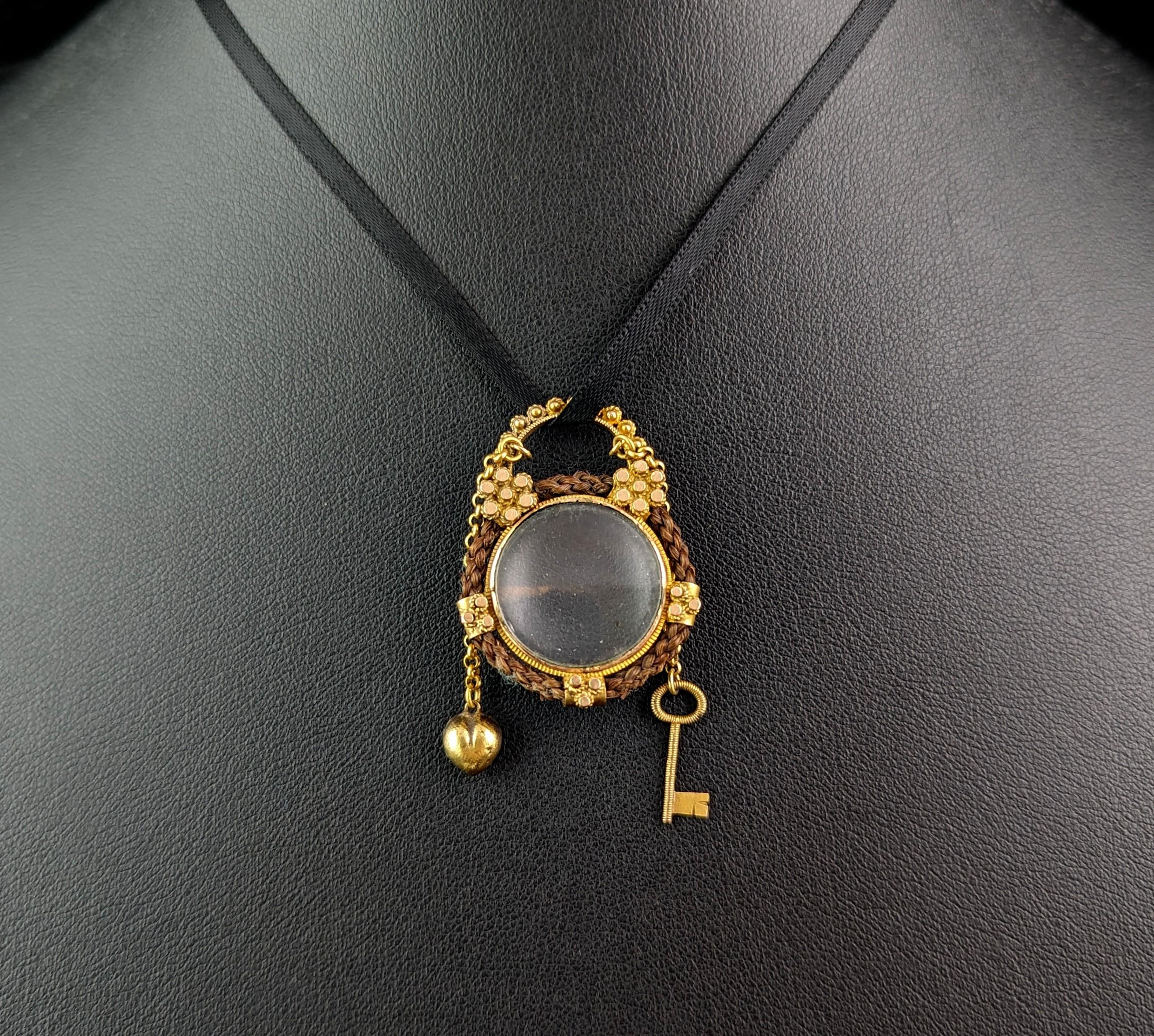 Antique médaillon de deuil de deuil « Key to my Heart » en or 18 carats et cheveux, Unisexe en vente