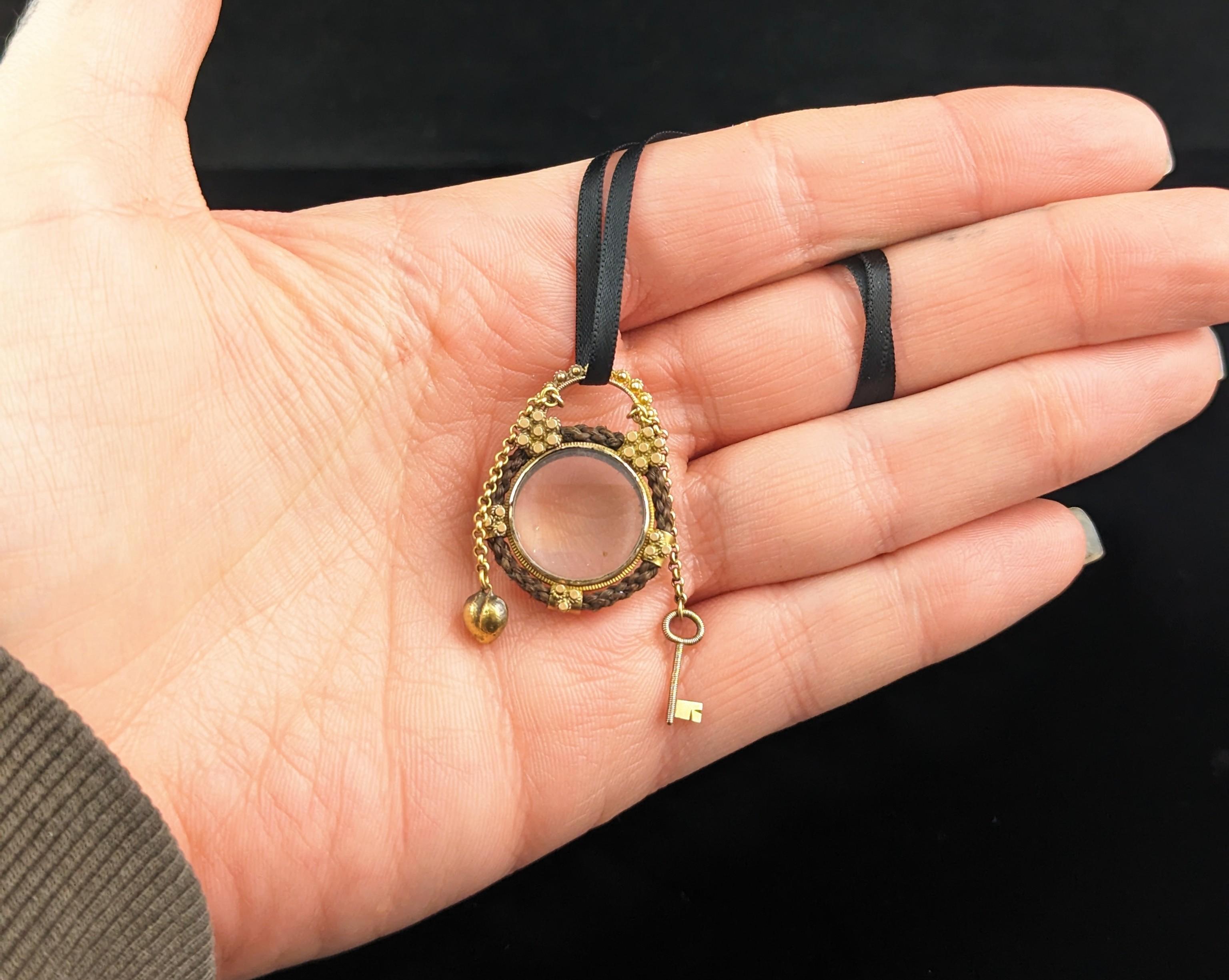 Antique médaillon de deuil de deuil « Key to my Heart » en or 18 carats et cheveux, en vente 2
