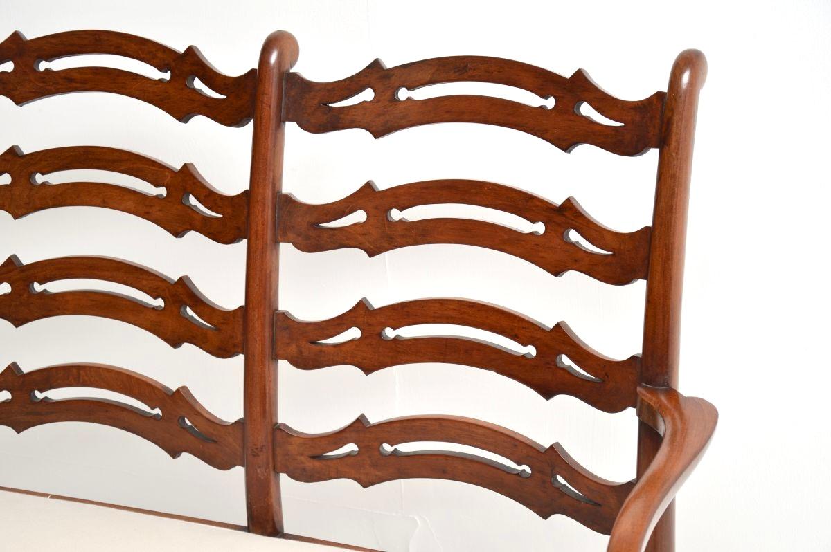 Antikes georgianisches Sofa mit Leiterlehne im Angebot 1