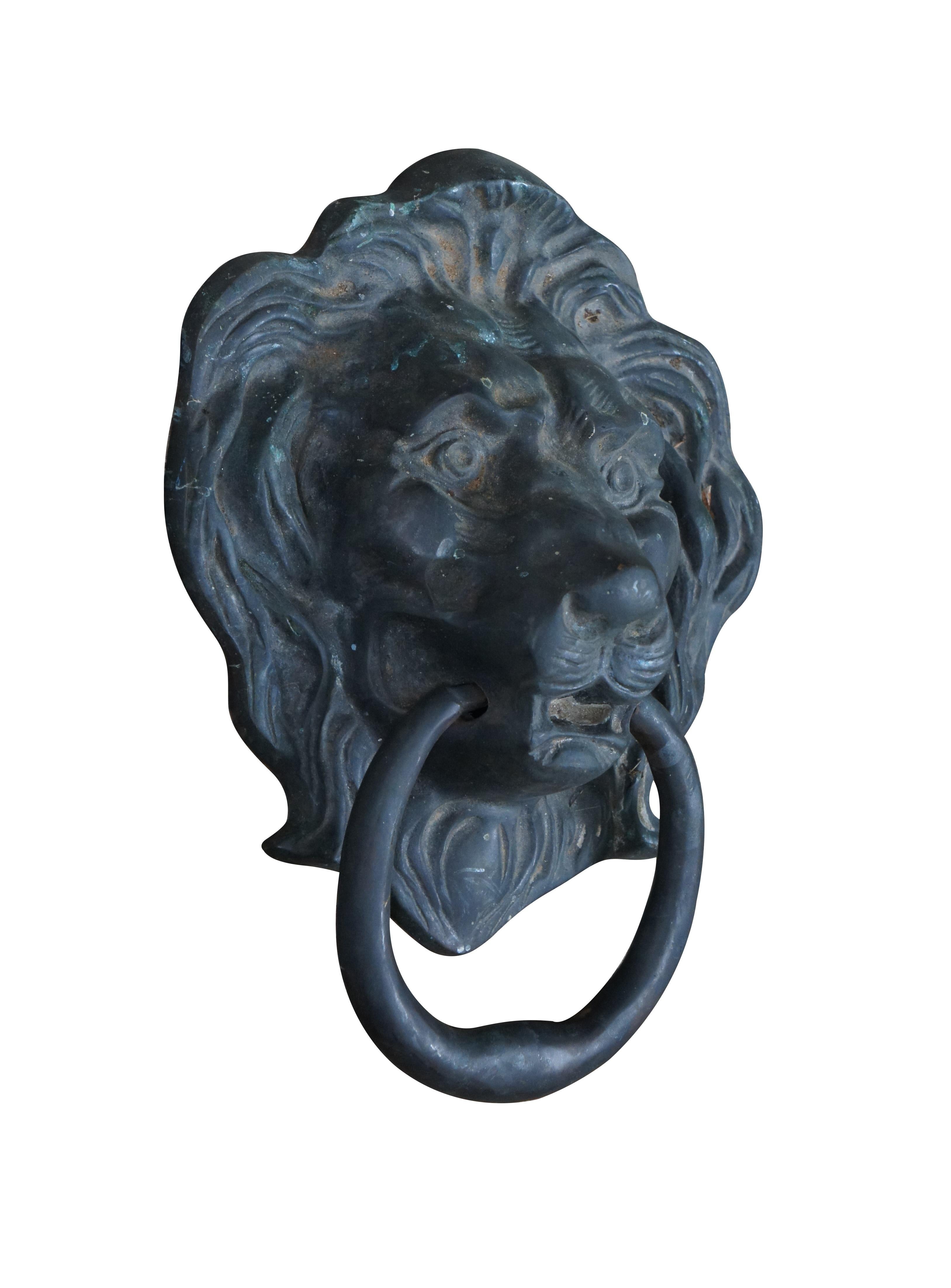 Antique Georgian solid brass door knocker in the traditional shape of a lion's head with a ring in it's mouth. 

Dimensions:
8