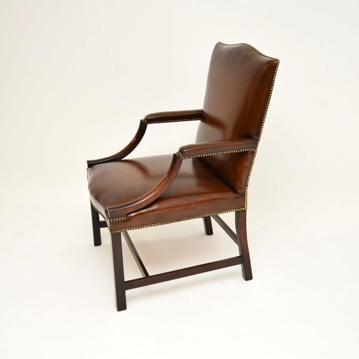 Antique Georgian Leather Gainsborough Armchair In Good Condition For Sale In London, GB