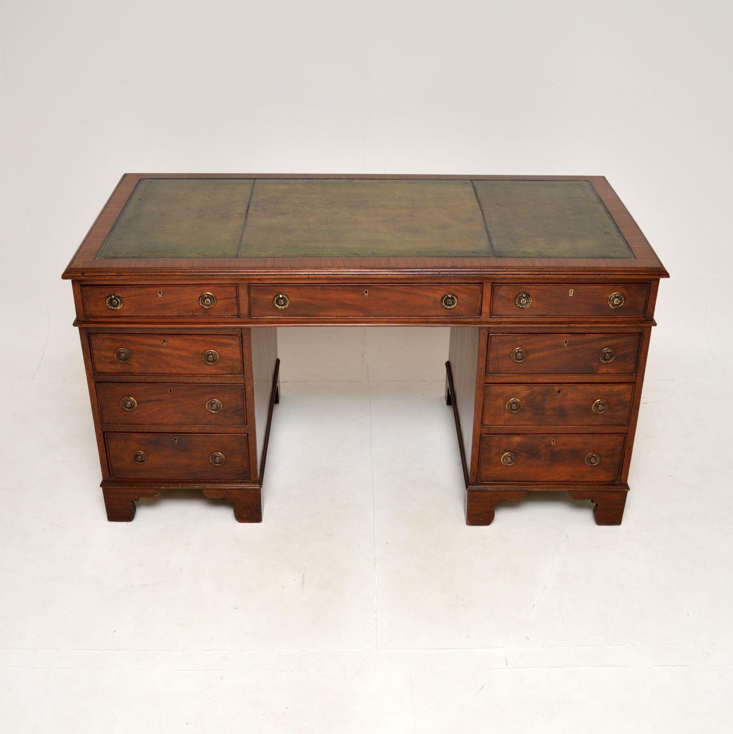 A smart and very impressive antique Georgian leather top pedestal desk. This was made in England, it dates from around the 1800-1820 period.

It is of superb quality and is a great size. It sits on bracket feet and has lovely brass ring pull handles