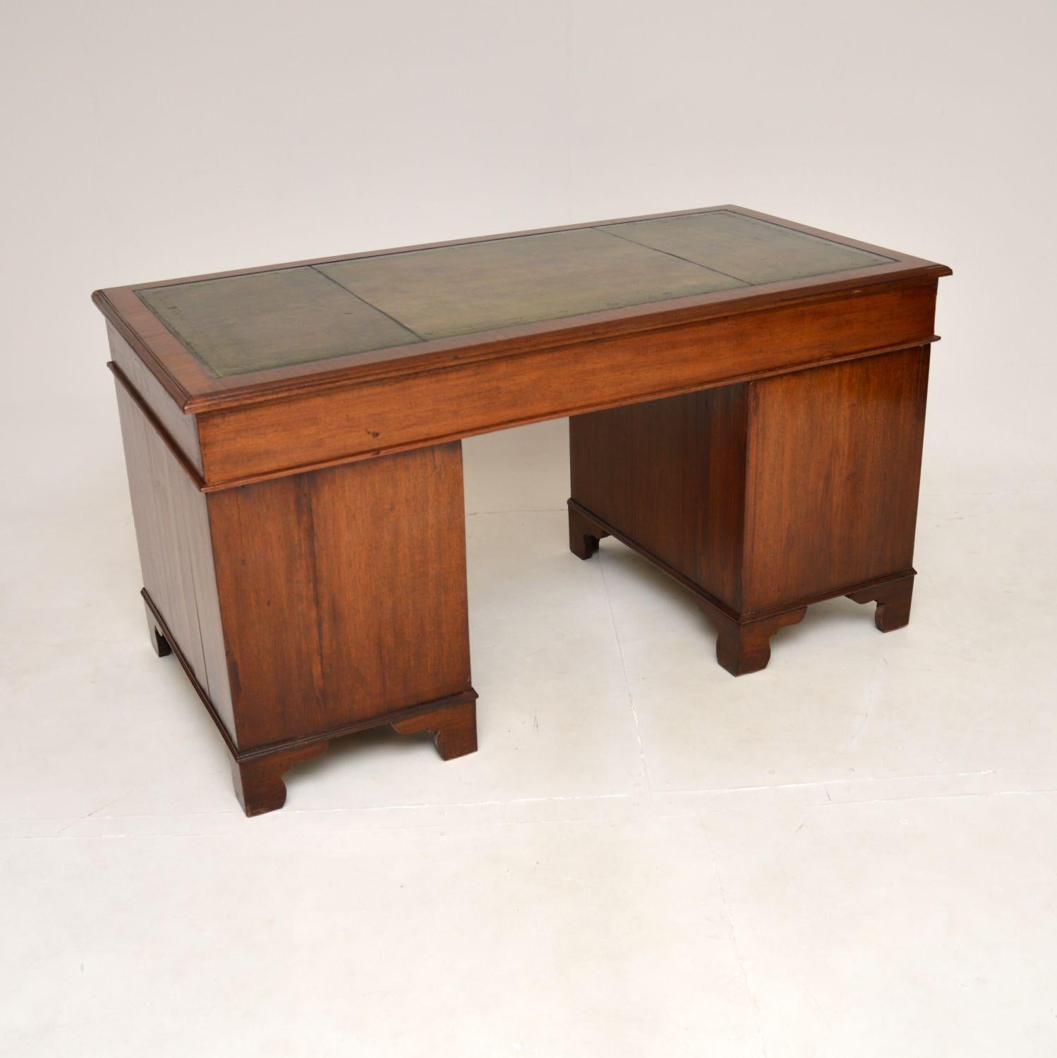 Antique Georgian Leather Top Pedestal Desk In Good Condition For Sale In London, GB