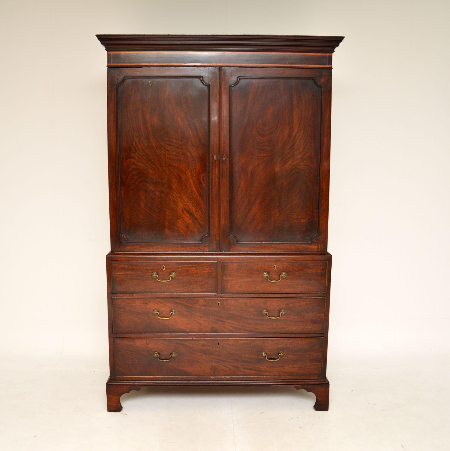 An excellent antique George III period linen press. This was made in England, it dates from around 1790-1810.

The quality is excellent, this is extremely well made and is a great size with lots of storage space. The upper paneled doors contain two