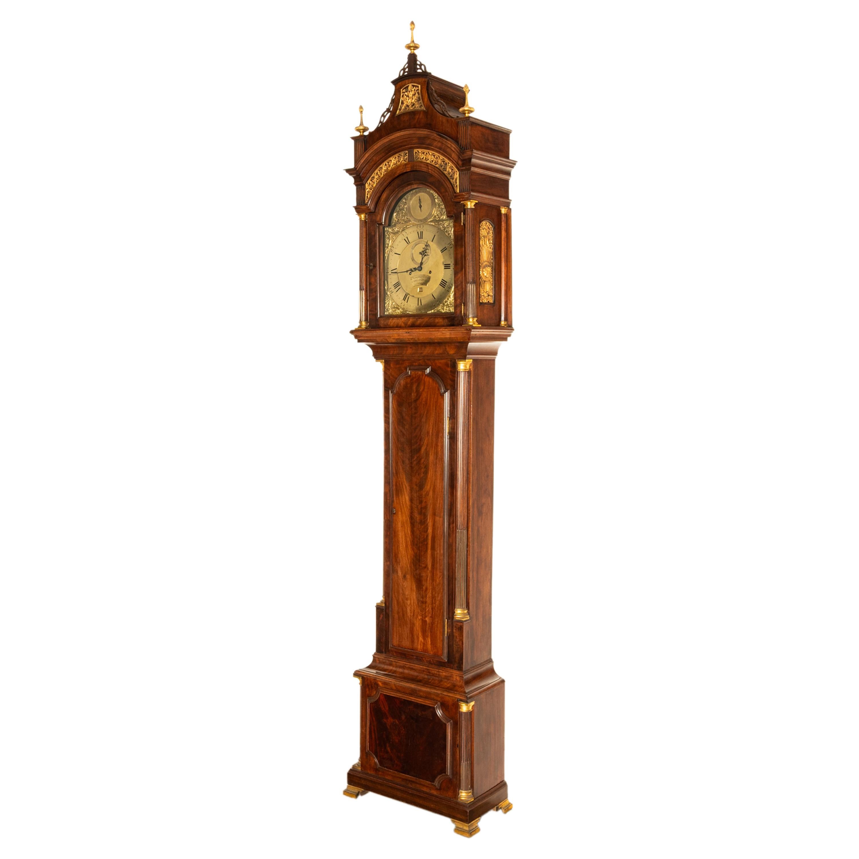 Un fabuloso reloj de pie antiguo de caoba y bronce dorado con movimiento de ocho días, de Robert & Peter Higgs & David Evans, fabricado para el mercado de habla hispana, Londres, hacia 1770.
La campana tiene un frontón arqueado con tres remates de