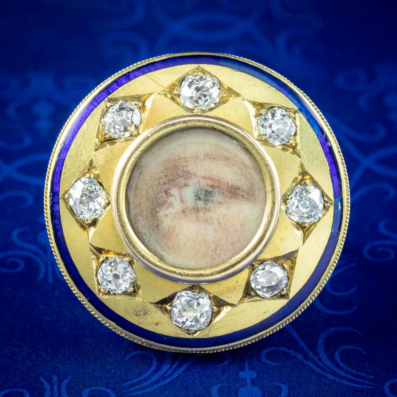 Hier haben wir einen unglaublich seltenen antiken georgianischen Ring mit einer detaillierten Augenminiatur in der Mitte, handgemalt von keinem Geringeren als Sir Edwin Henry Landseer, einem berühmten britischen Künstler, der im Laufe seines Lebens