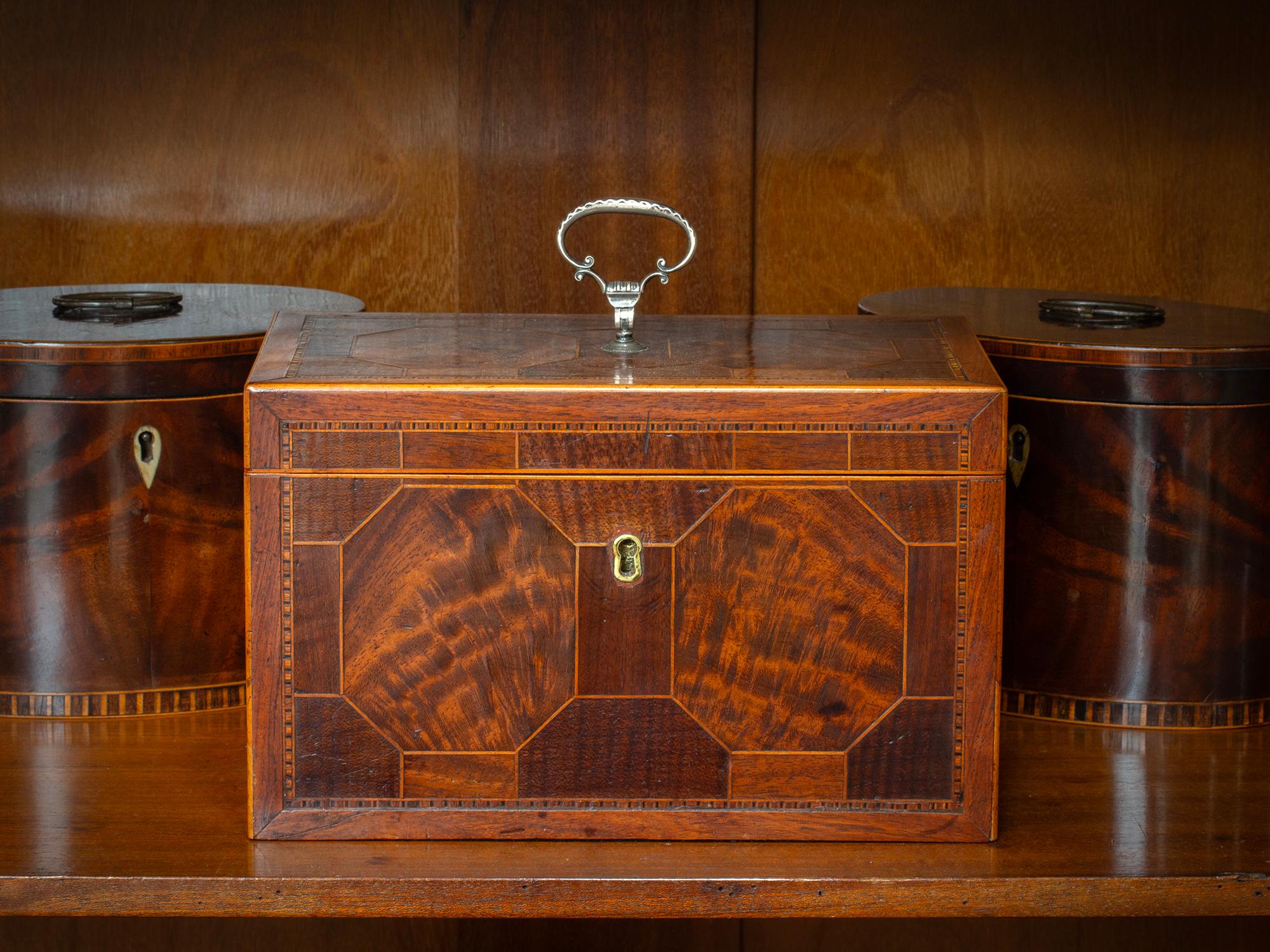 Chapa de madera a juego

De nuestra colección Tea Caddy, estamos encantados de ofrecerte esta impresionante Baulera de Té de Caoba Antigua con incrustaciones. La Caja de Té, de forma rectangular, está bellamente chapada con varios métodos, con caoba